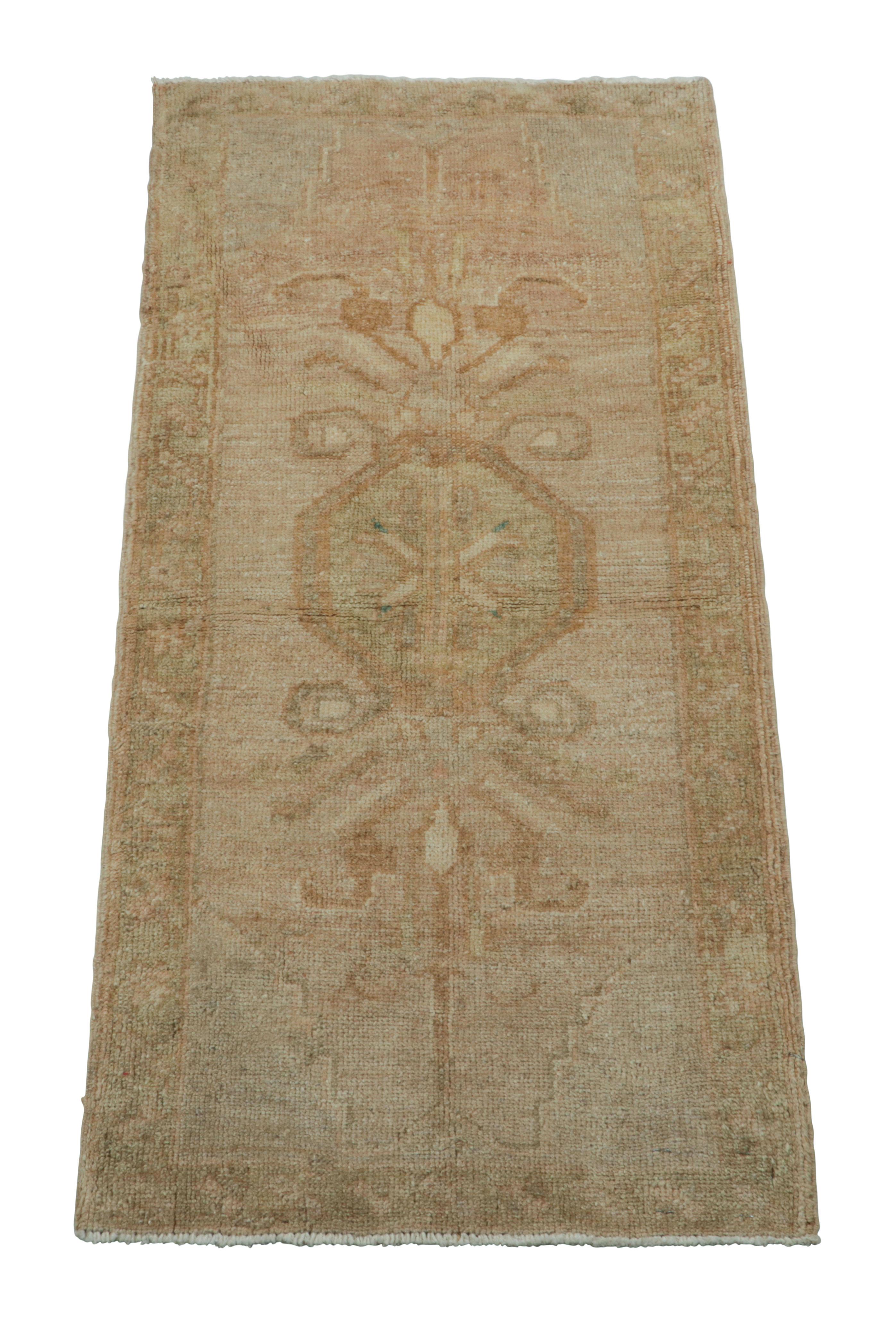  Dieser türkische Teppich im Geschenkformat 2x3 aus handgeknüpfter Wolle stammt aus der Zeit um 1950-1960 und ist eine kühne neue Ergänzung zu Rug & Kilims Auswahl an seltenen und sammelwürdigen Teppichen dieser Provenienz aus der Mitte des