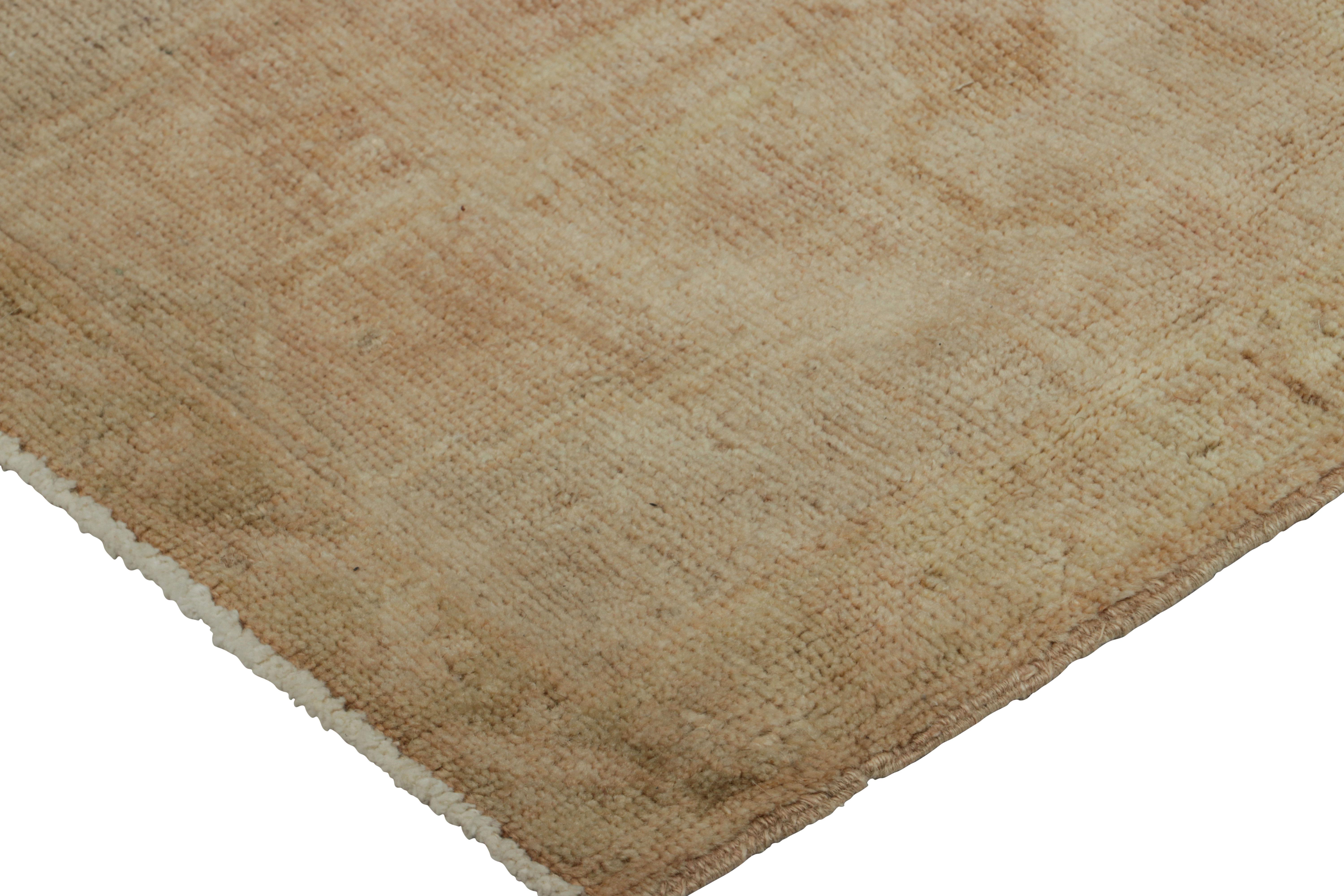 Türkischer Vintage-Teppich in Beige-Cream mit geometrischem Medaillon  Rug & Kilim (Handgeknüpft) im Angebot