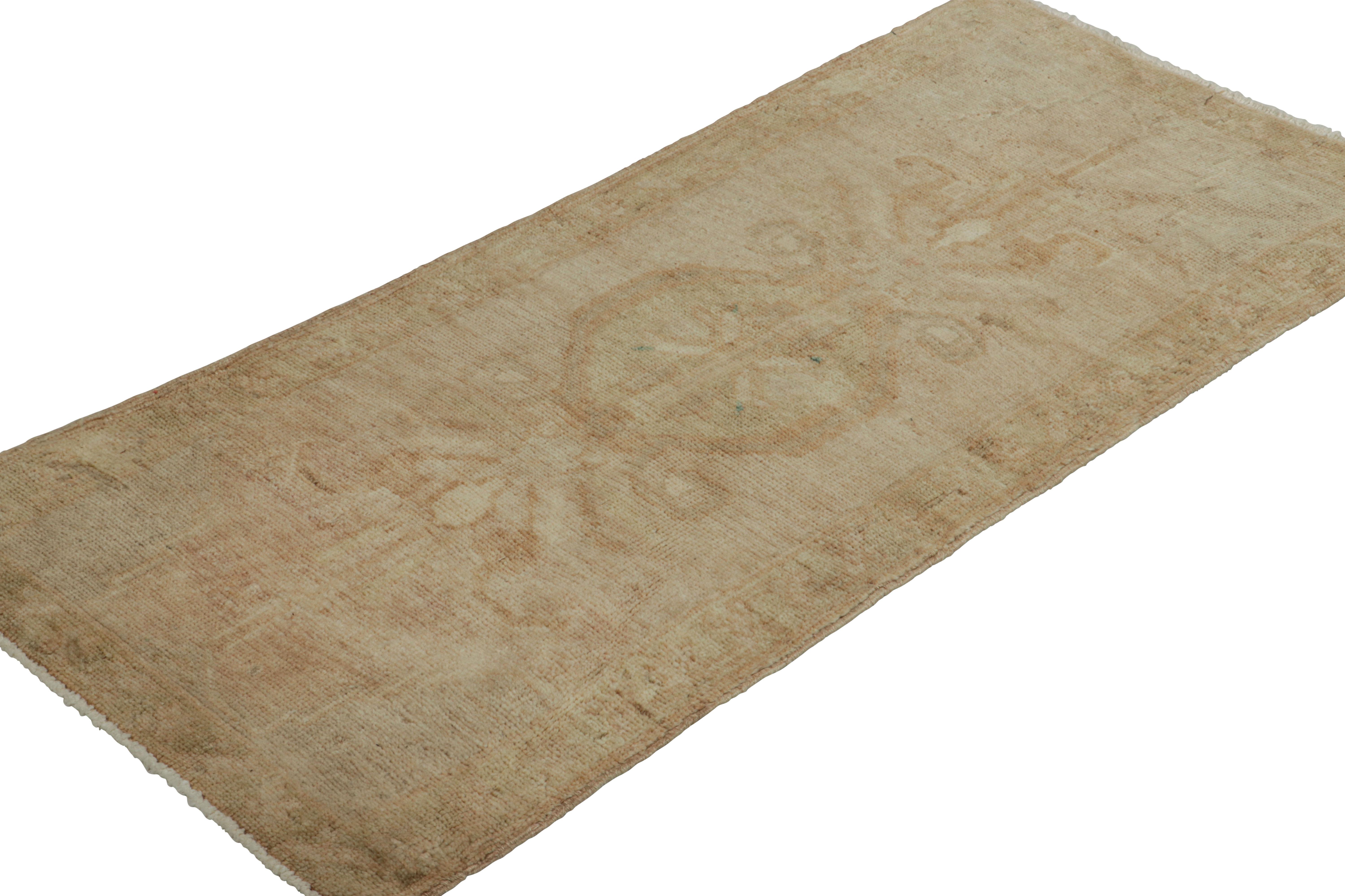 Türkischer Vintage-Teppich in Beige-Cream mit geometrischem Medaillon  Rug & Kilim im Zustand „Gut“ im Angebot in Long Island City, NY