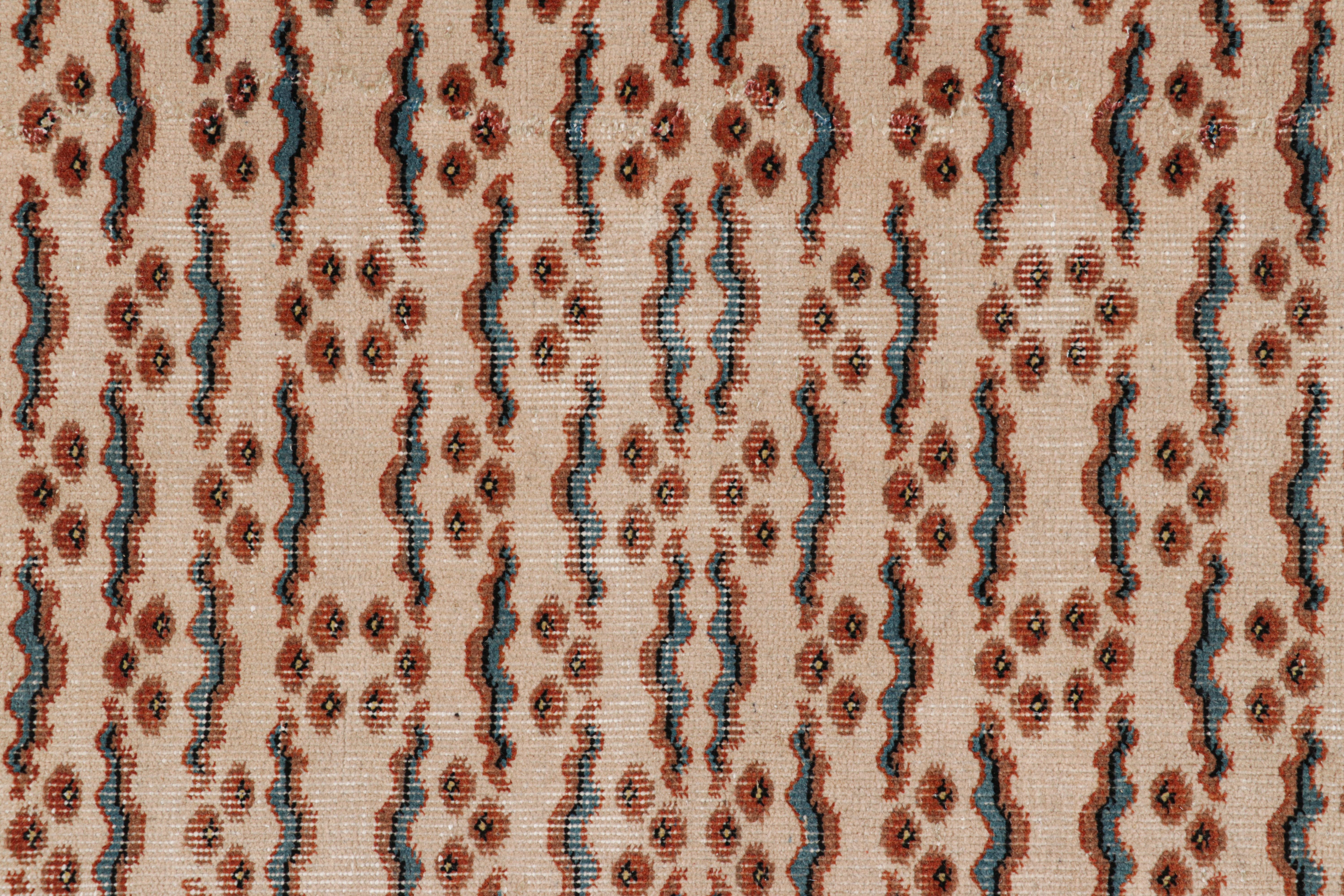 Dieser türkische Teppich im Format 5x7, handgeknüpft aus Wolle um 1950-1960, ist ein ganz besonderes Stück, das eine leichte und erfrischende Interpretation des klassischen Chintamani-Musters aus der Mitte des Jahrhunderts zeigt. 

Über das