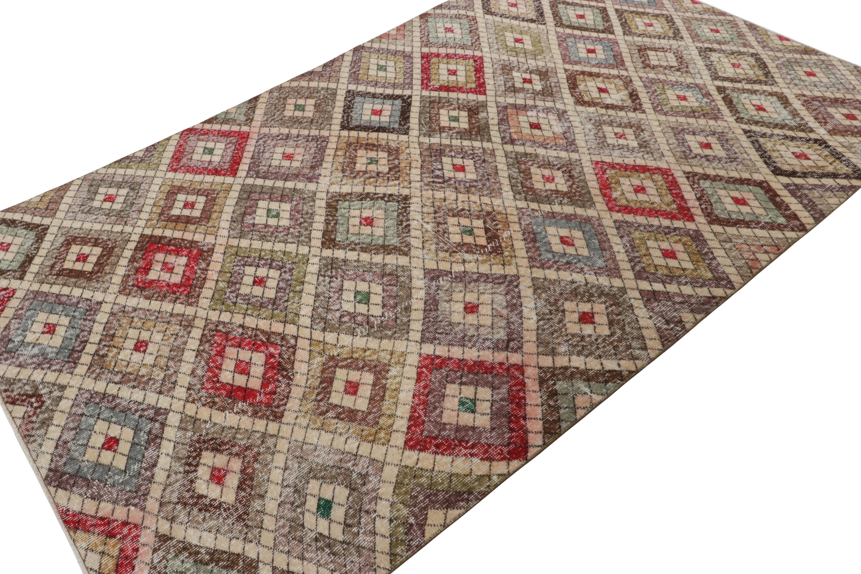 Türkischer Vintage-Teppich in Beige mit bunten Diamant-Medaillons  - Rug & Kilim im Zustand „Gut“ im Angebot in Long Island City, NY
