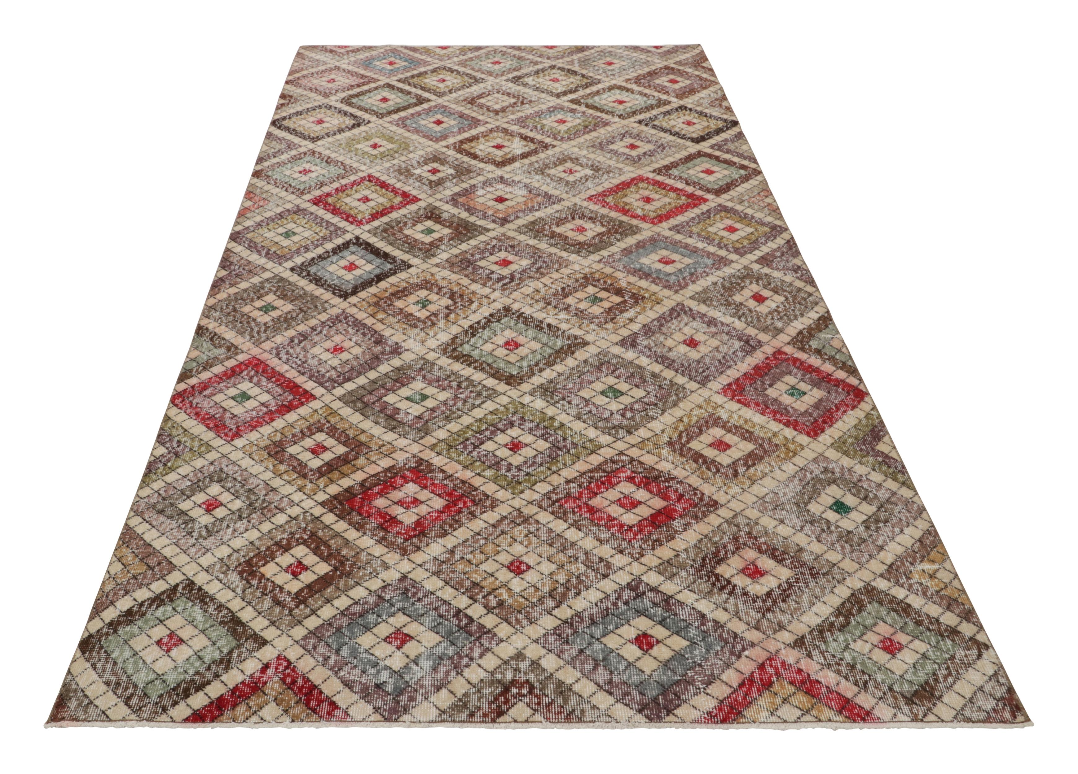 Türkischer Vintage-Teppich in Beige mit bunten Diamant-Medaillons  - Rug & Kilim (Mitte des 20. Jahrhunderts) im Angebot