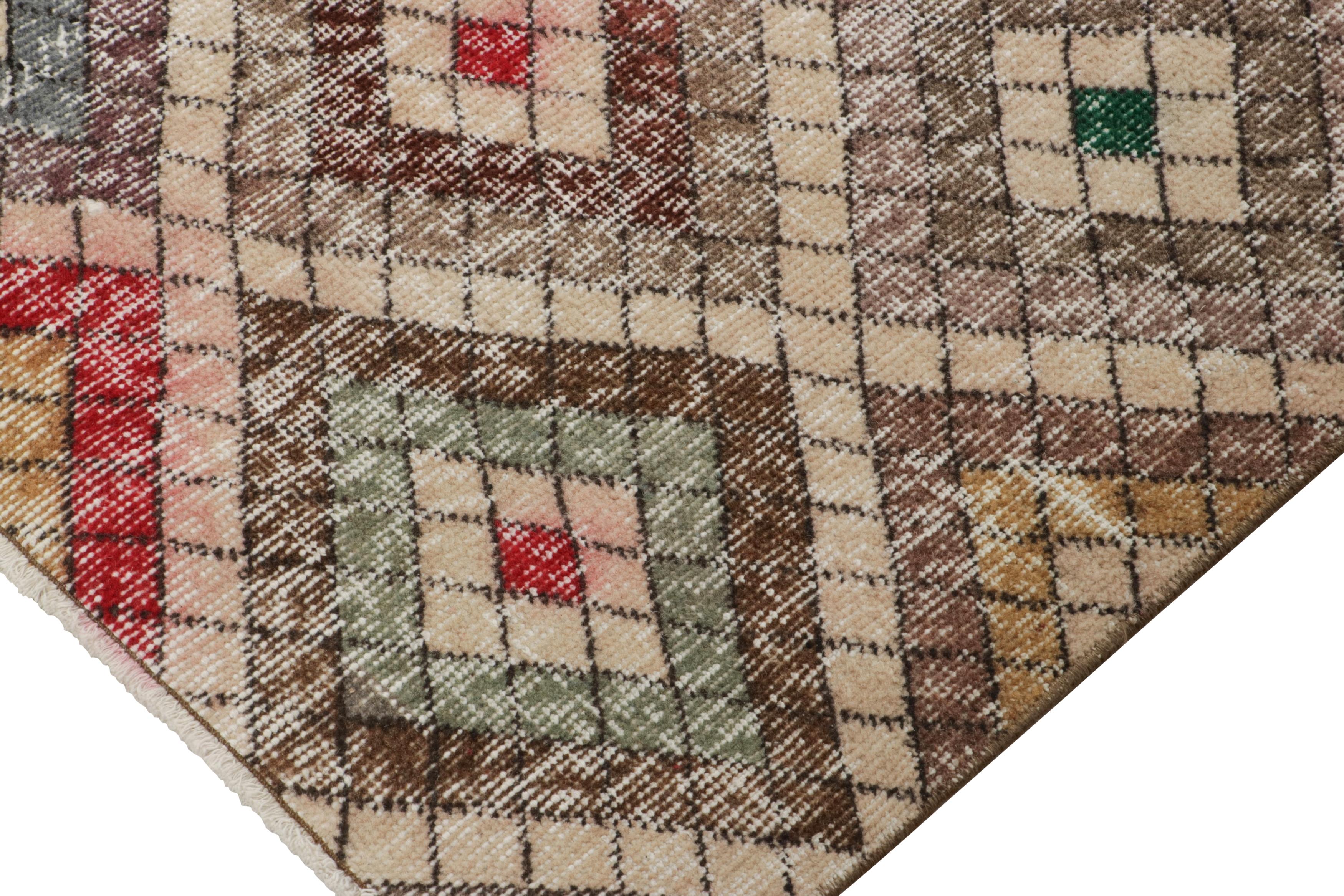 Türkischer Vintage-Teppich in Beige mit bunten Diamant-Medaillons  - Rug & Kilim (Wolle) im Angebot
