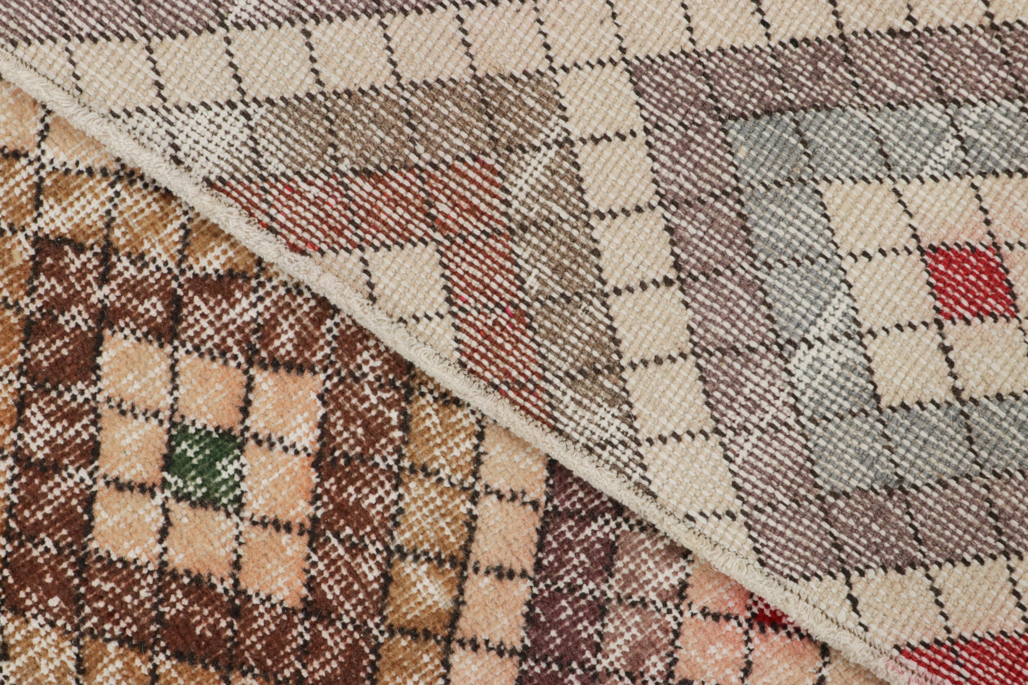 Türkischer Vintage-Teppich in Beige mit bunten Diamant-Medaillons  - Rug & Kilim im Angebot 1