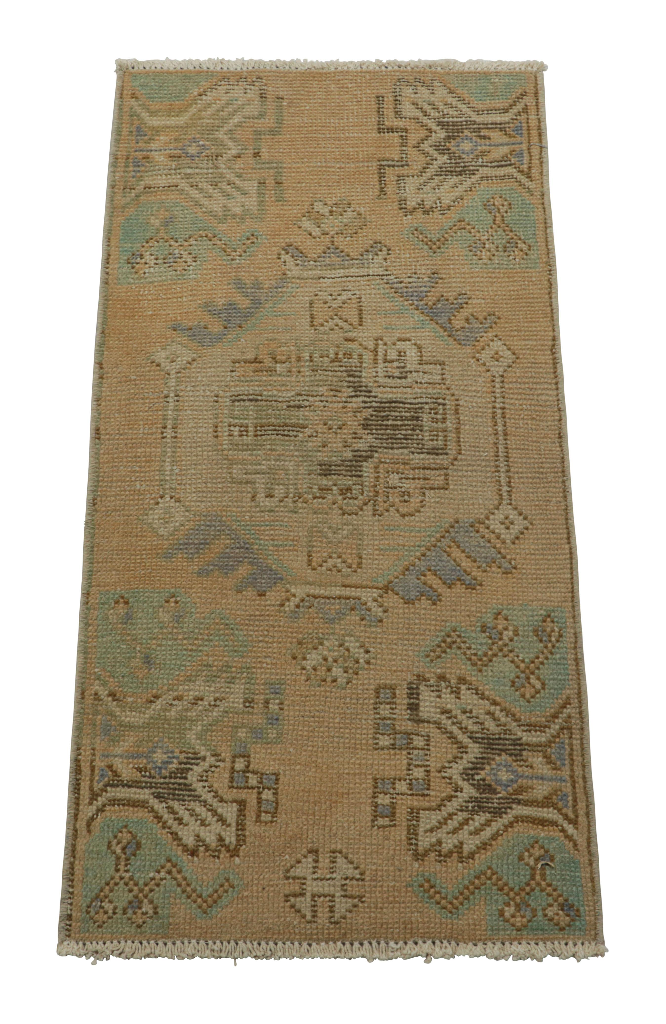 Dieser türkische Teppich im 1x3-Geschenkformat aus handgeknüpfter Wolle stammt aus der Zeit um 1950-1960 und ist eine kühne neue Ergänzung zu Rug & Kilims Auswahl an seltenen und sammelwürdigen Teppichen aus der Mitte des Jahrhunderts dieser