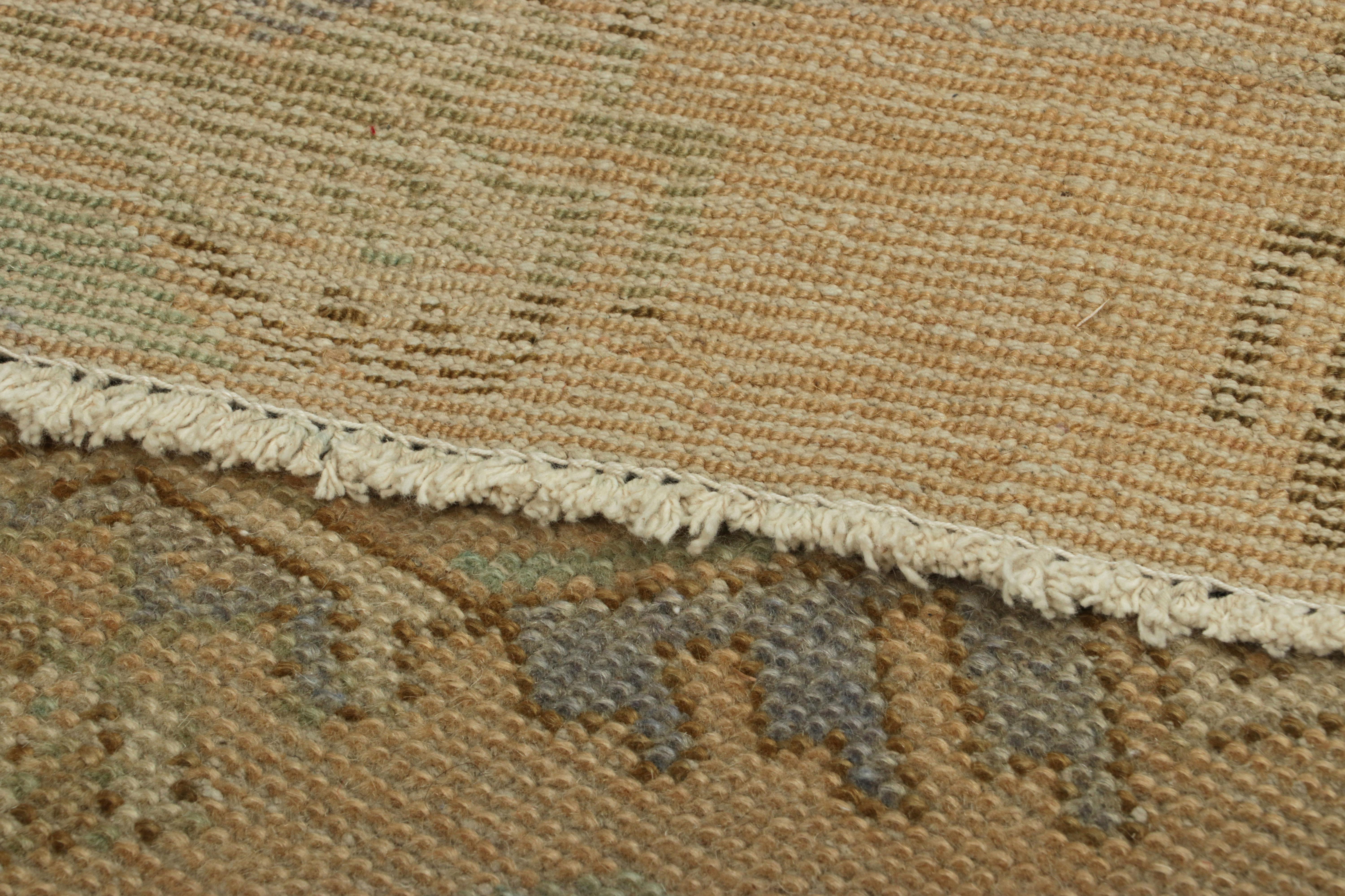 Türkischer Vintage-Teppich in Beige mit buntem geometrischem Medaillon  Rug & Kilim (Kelim) im Angebot