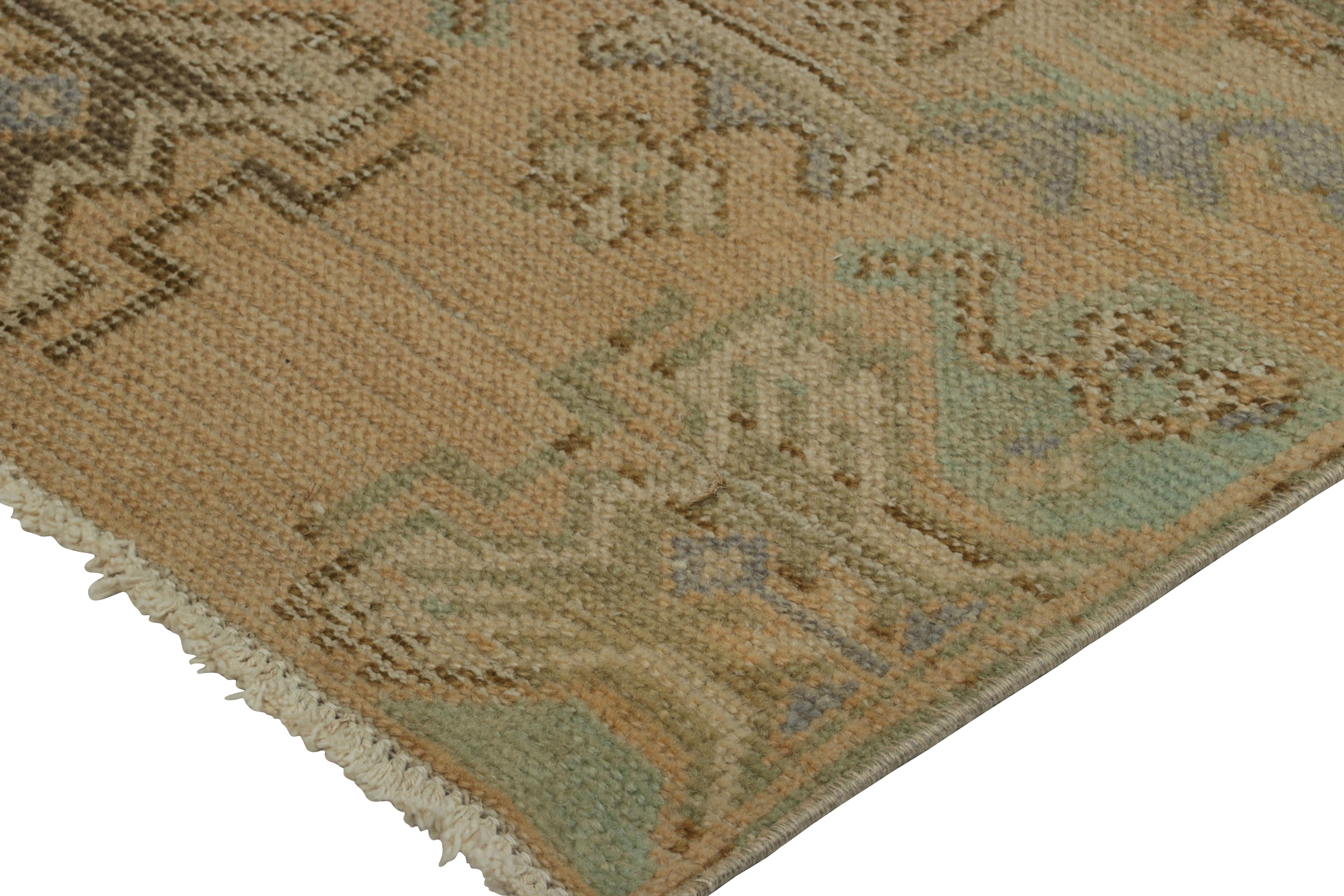 Türkischer Vintage-Teppich in Beige mit buntem geometrischem Medaillon  Rug & Kilim (Handgeknüpft) im Angebot