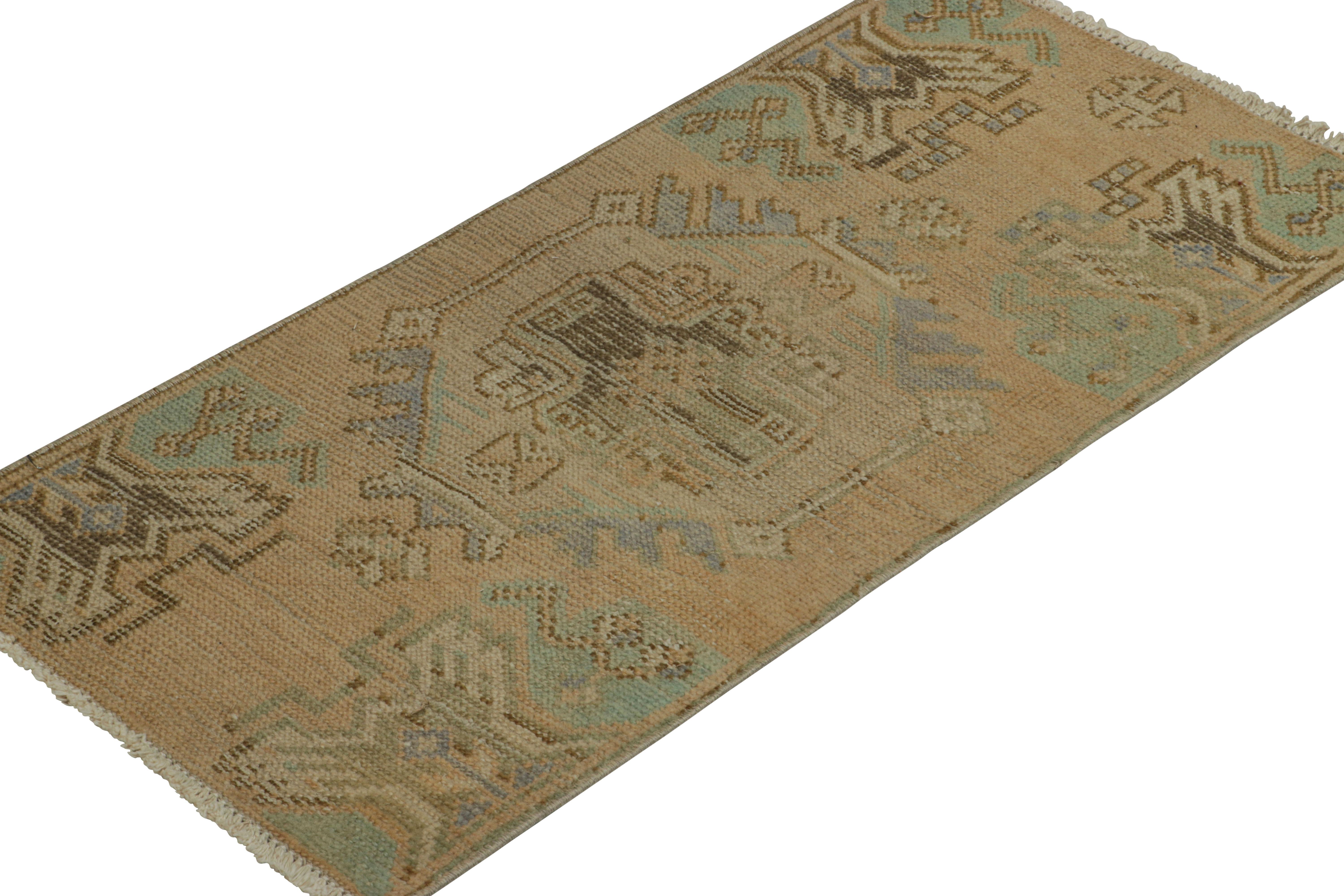 Türkischer Vintage-Teppich in Beige mit buntem geometrischem Medaillon  Rug & Kilim im Zustand „Gut“ im Angebot in Long Island City, NY