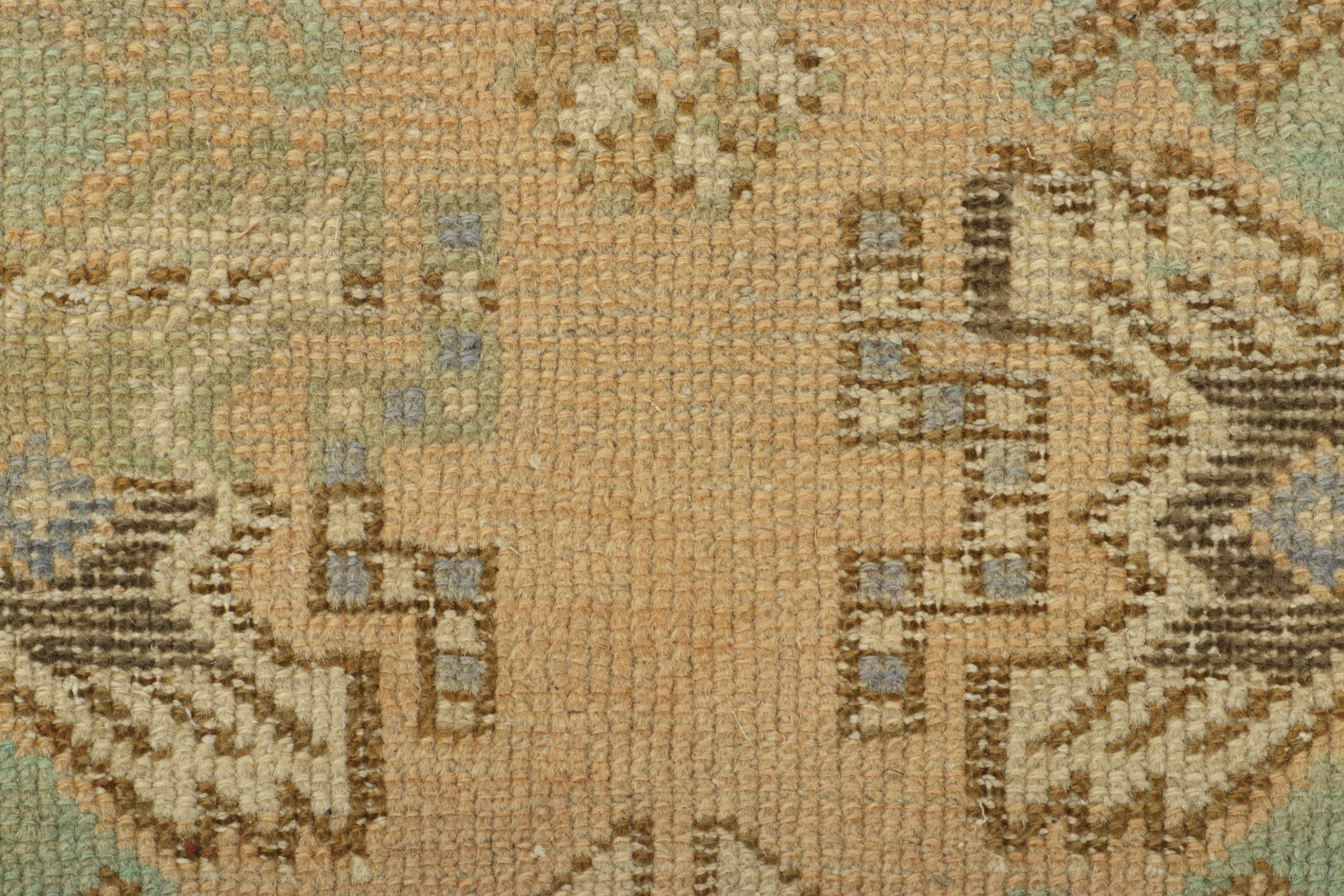Türkischer Vintage-Teppich in Beige mit buntem geometrischem Medaillon  Rug & Kilim (Mitte des 20. Jahrhunderts) im Angebot