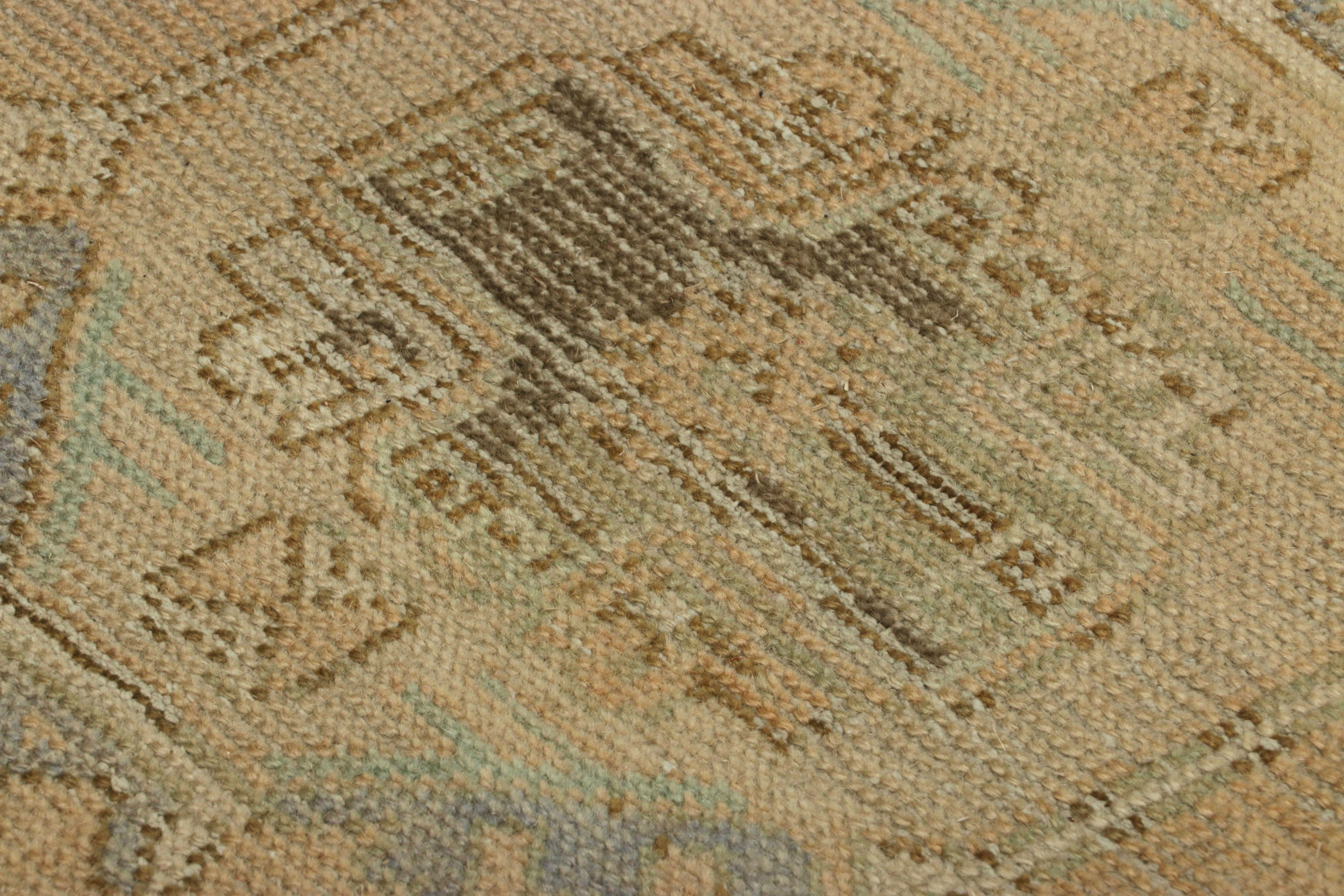 Türkischer Vintage-Teppich in Beige mit buntem geometrischem Medaillon  Rug & Kilim (Wolle) im Angebot