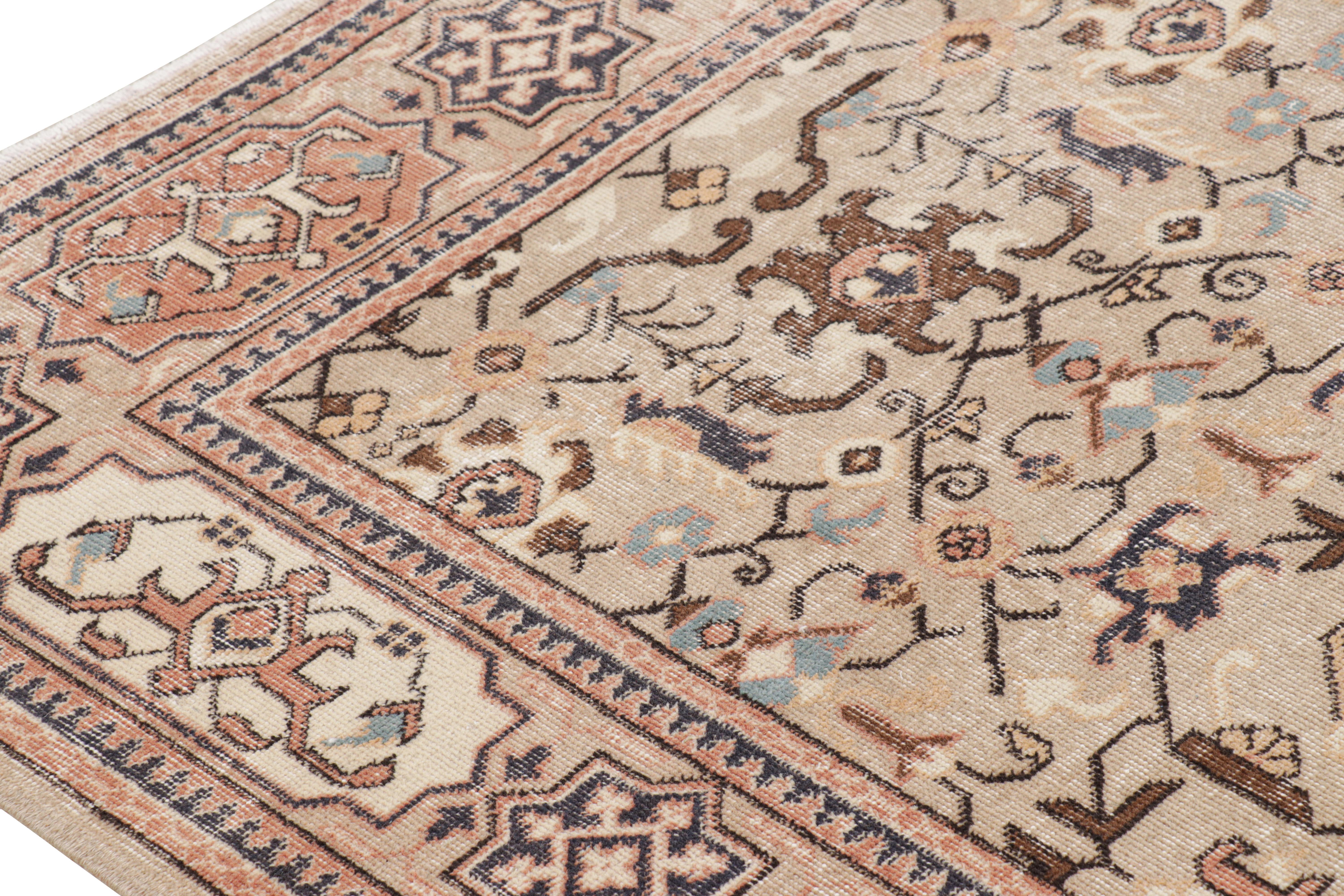 Türkischer Vintage-Teppich in Beige mit bunten geometrischen Mustern, von Rug & Kilim (Handgeknüpft) im Angebot