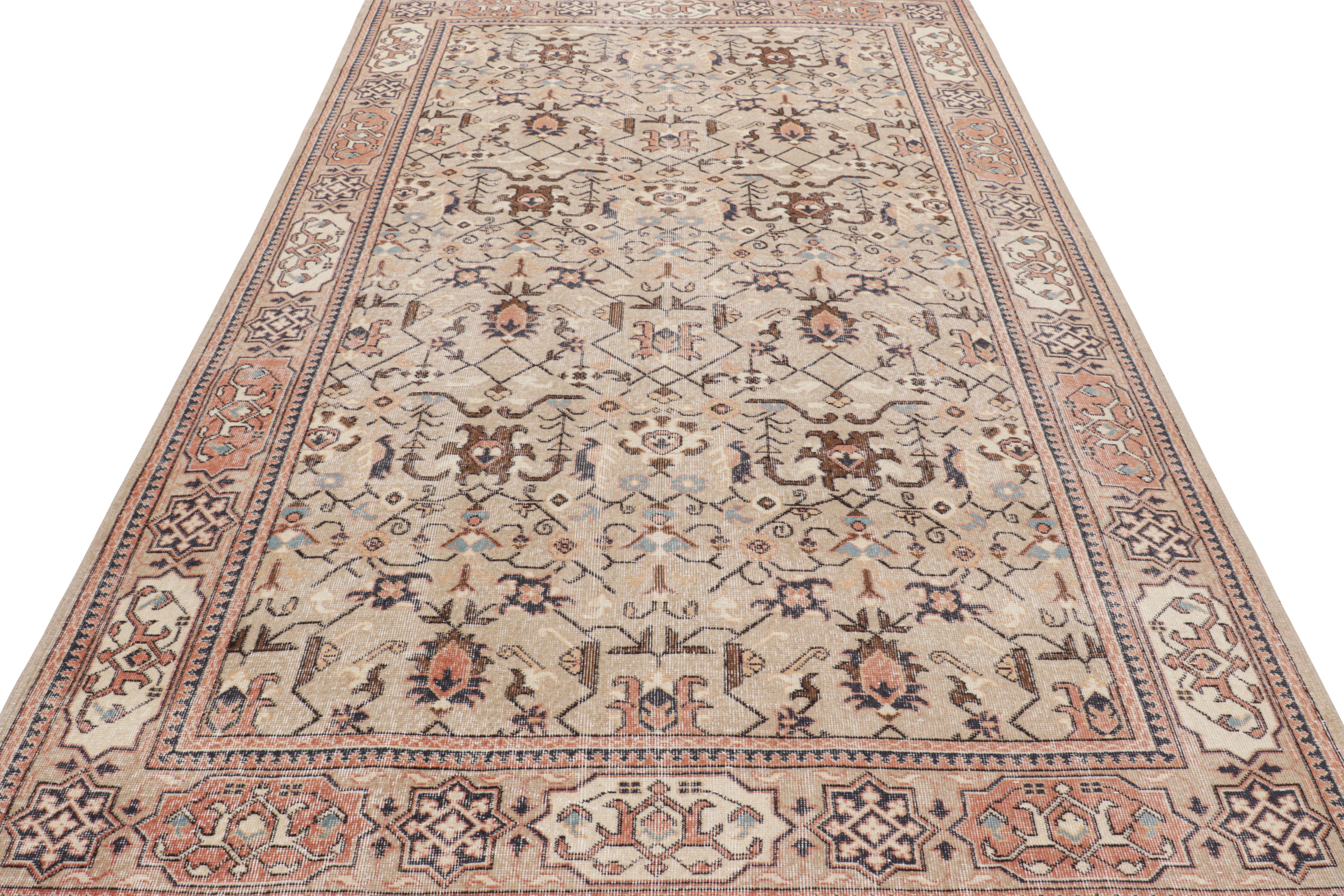 Türkischer Vintage-Teppich in Beige mit bunten geometrischen Mustern, von Rug & Kilim im Zustand „Gut“ im Angebot in Long Island City, NY