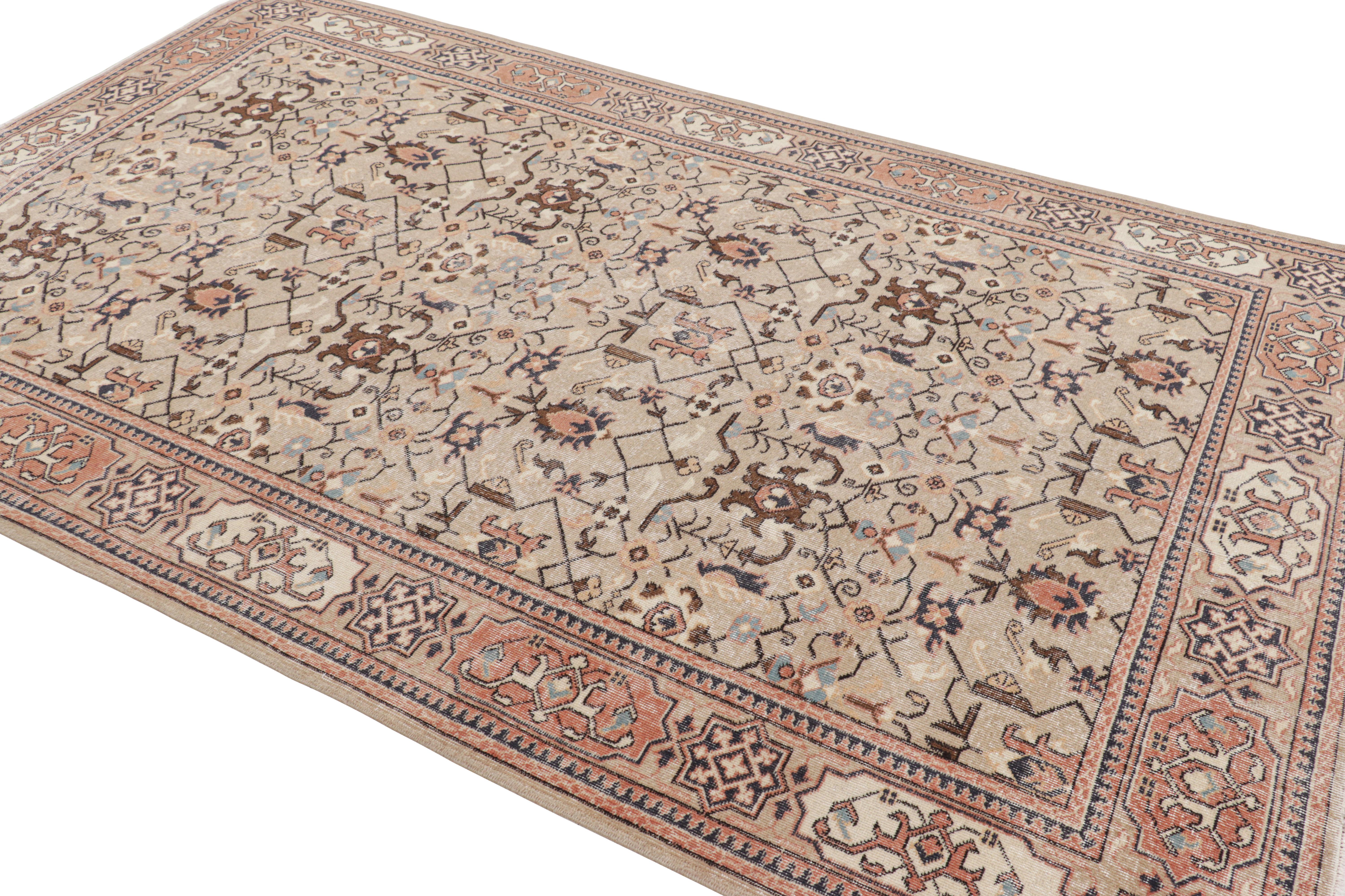 Türkischer Vintage-Teppich in Beige mit bunten geometrischen Mustern, von Rug & Kilim (Mitte des 20. Jahrhunderts) im Angebot