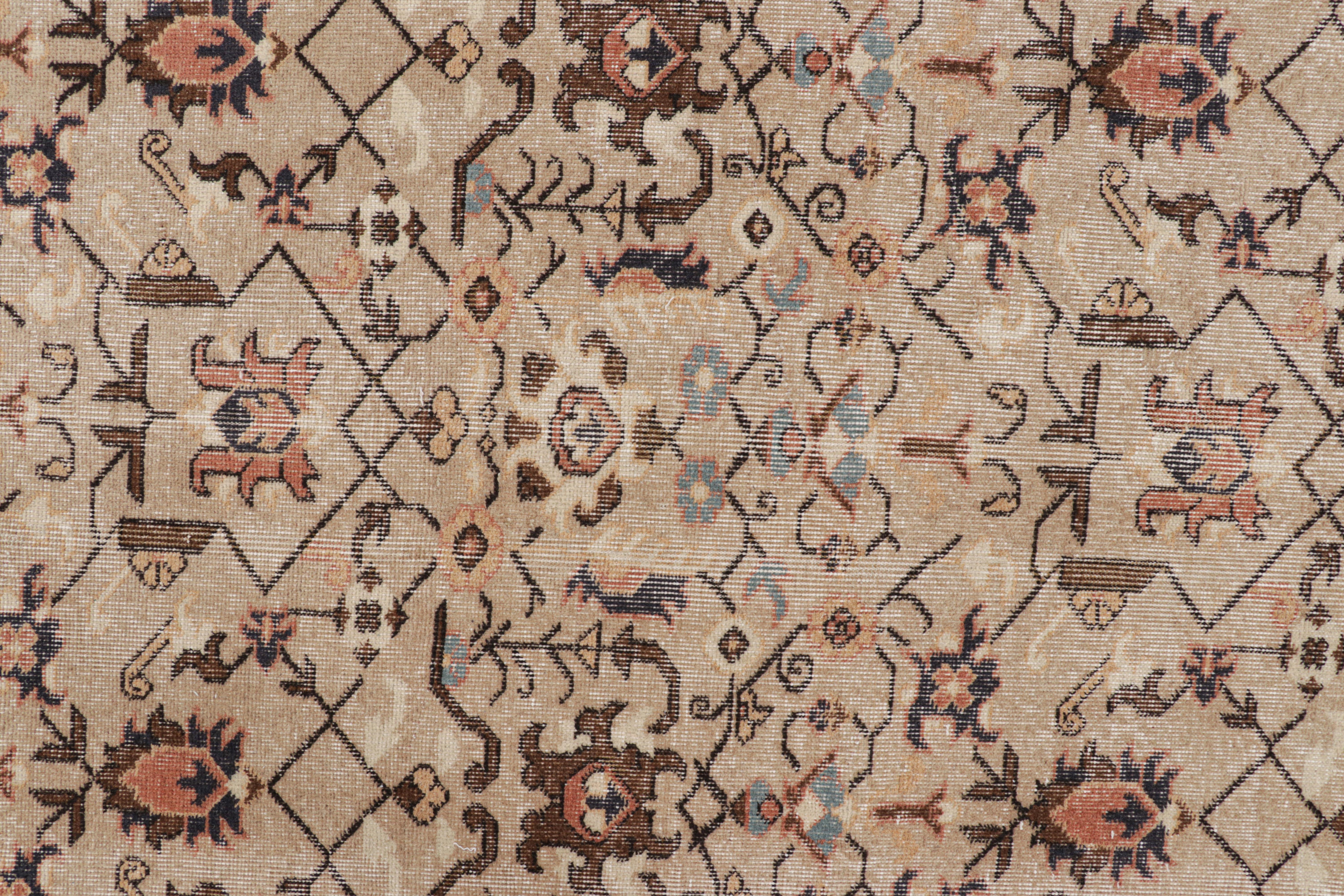 Türkischer Vintage-Teppich in Beige mit bunten geometrischen Mustern, von Rug & Kilim (Wolle) im Angebot
