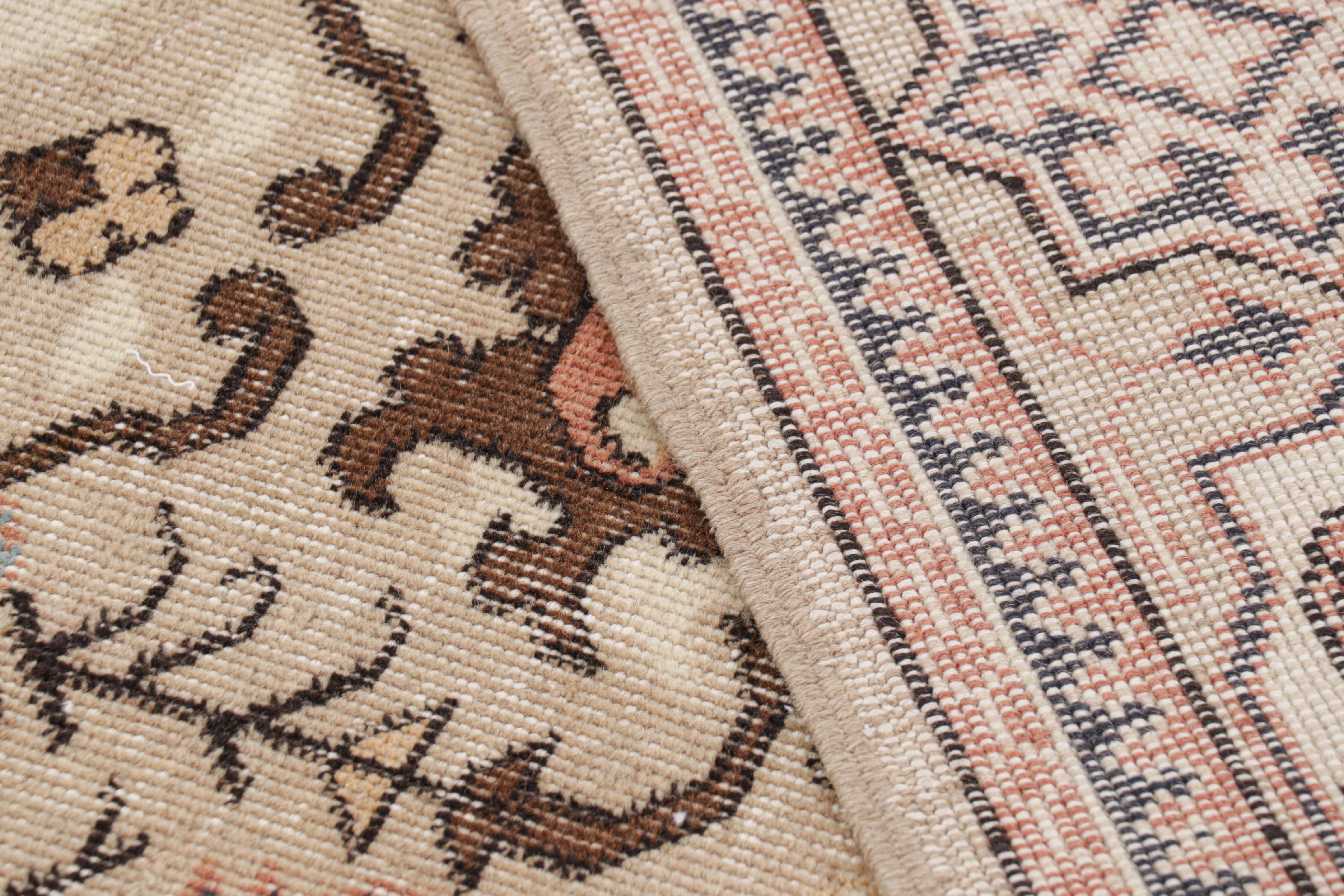 Türkischer Vintage-Teppich in Beige mit bunten geometrischen Mustern, von Rug & Kilim im Angebot 1