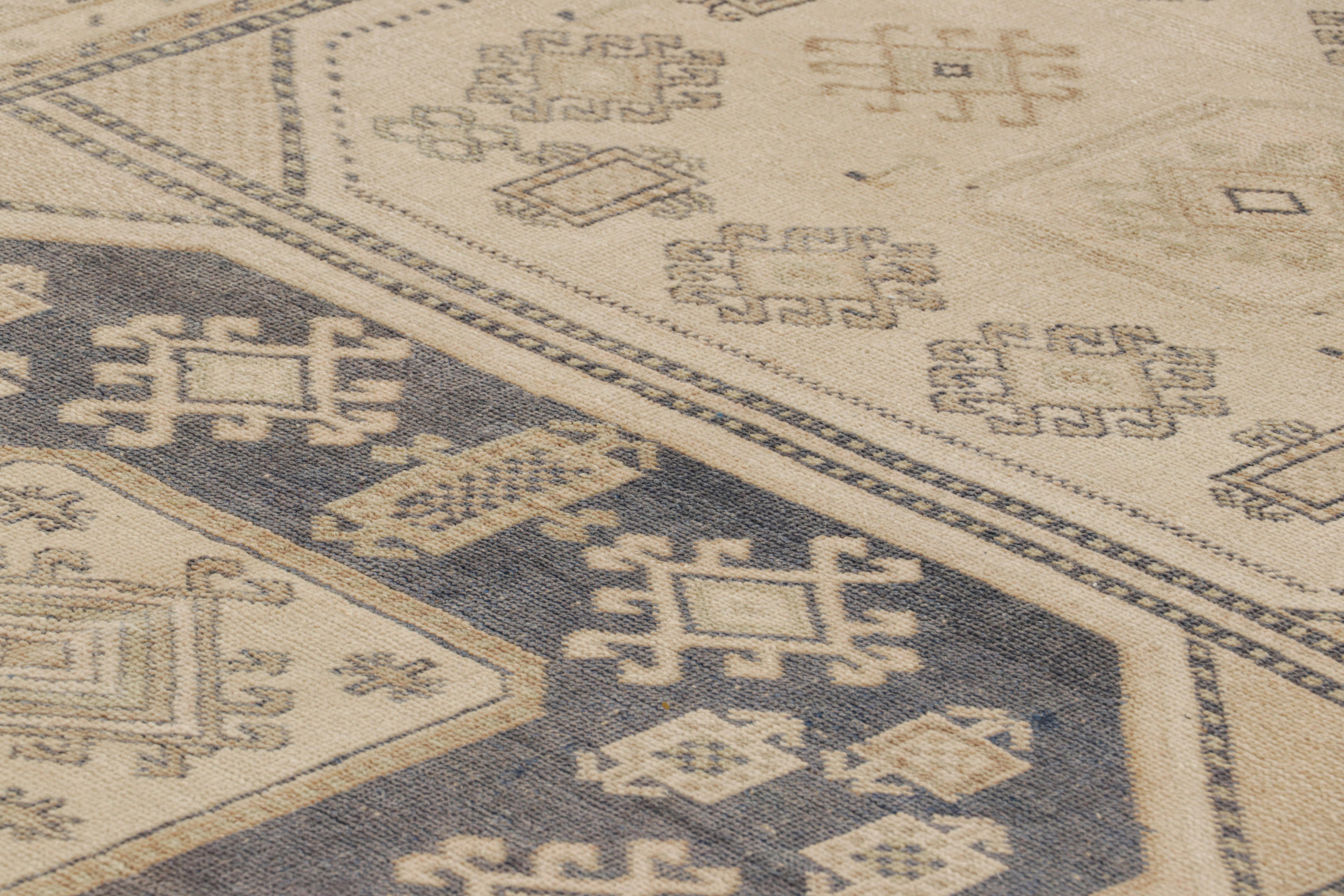 Dieser 6x10 große türkische Teppich aus Wolle, der um 1950-1960 handgeknüpft wurde, weist für ein Werk seiner Herkunft interessante weiche Farben auf. 

Über das Design: 

Kenner werden dieses persönliche Vintage-Stück bewundern, das die Blicke auf