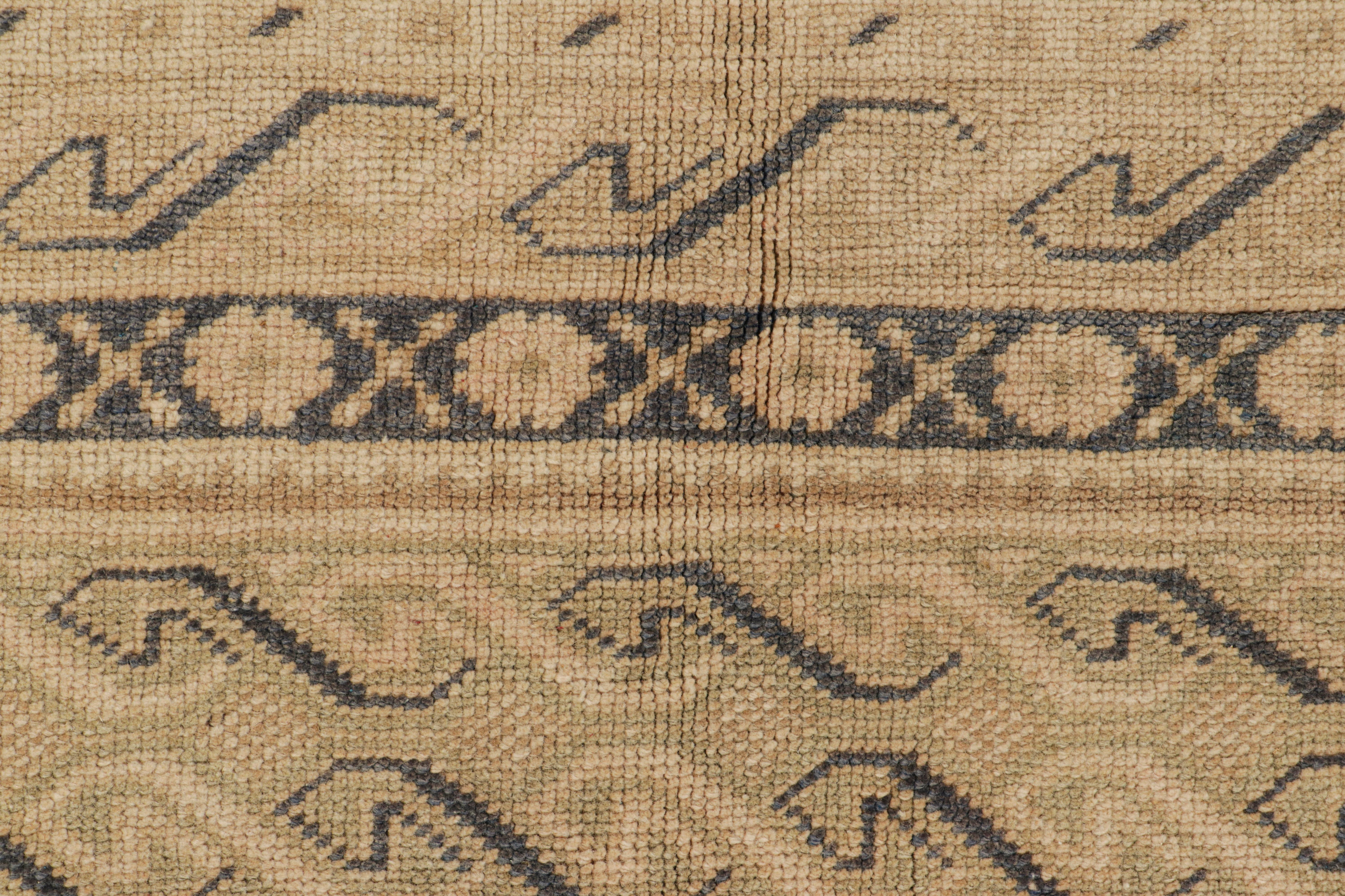 Türkischer Vintage-Teppich in Beige mit Medaillon und geometrischem Muster von Rug & Kilim (Handgeknüpft) im Angebot