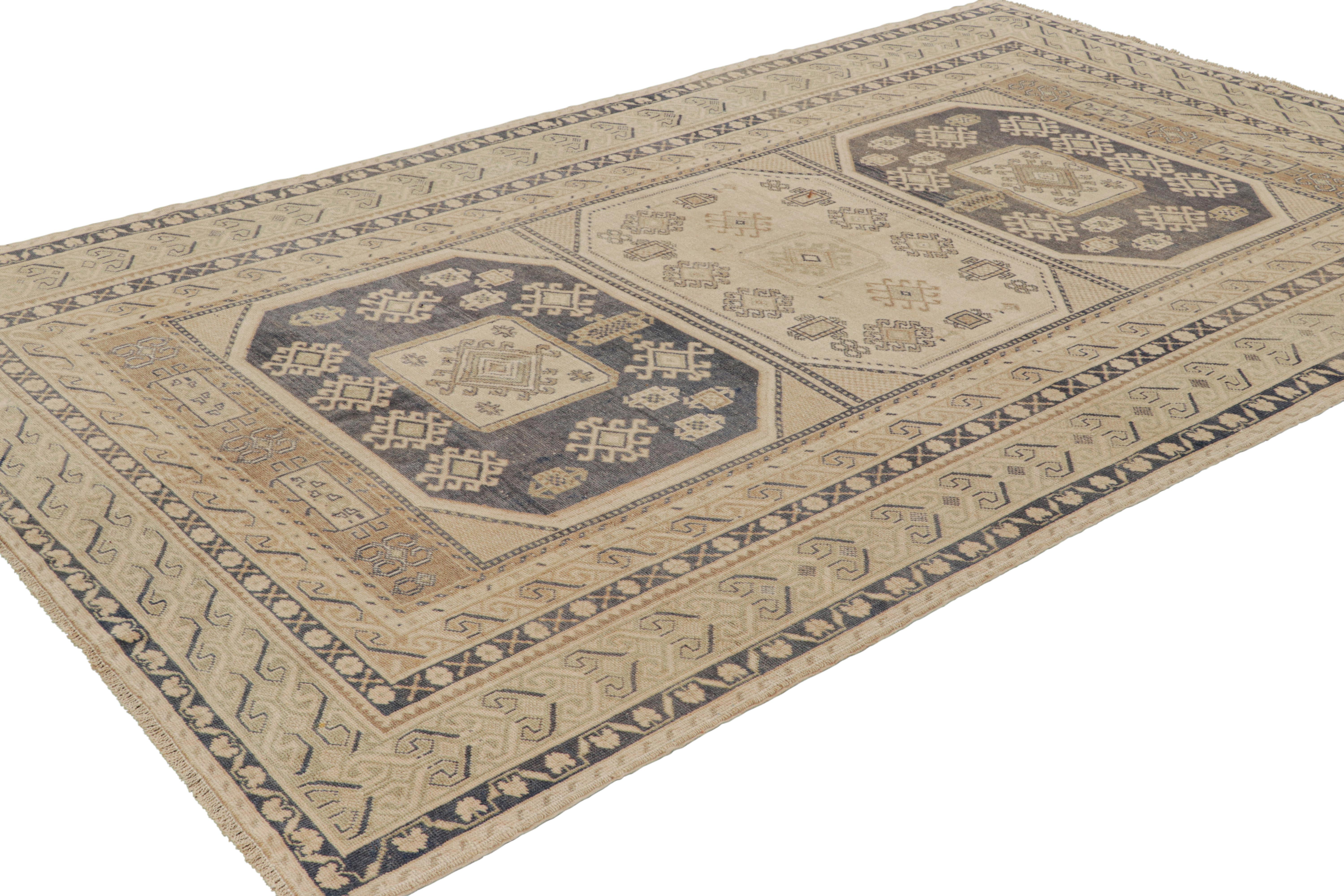 Türkischer Vintage-Teppich in Beige mit Medaillon und geometrischem Muster von Rug & Kilim im Zustand „Gut“ im Angebot in Long Island City, NY
