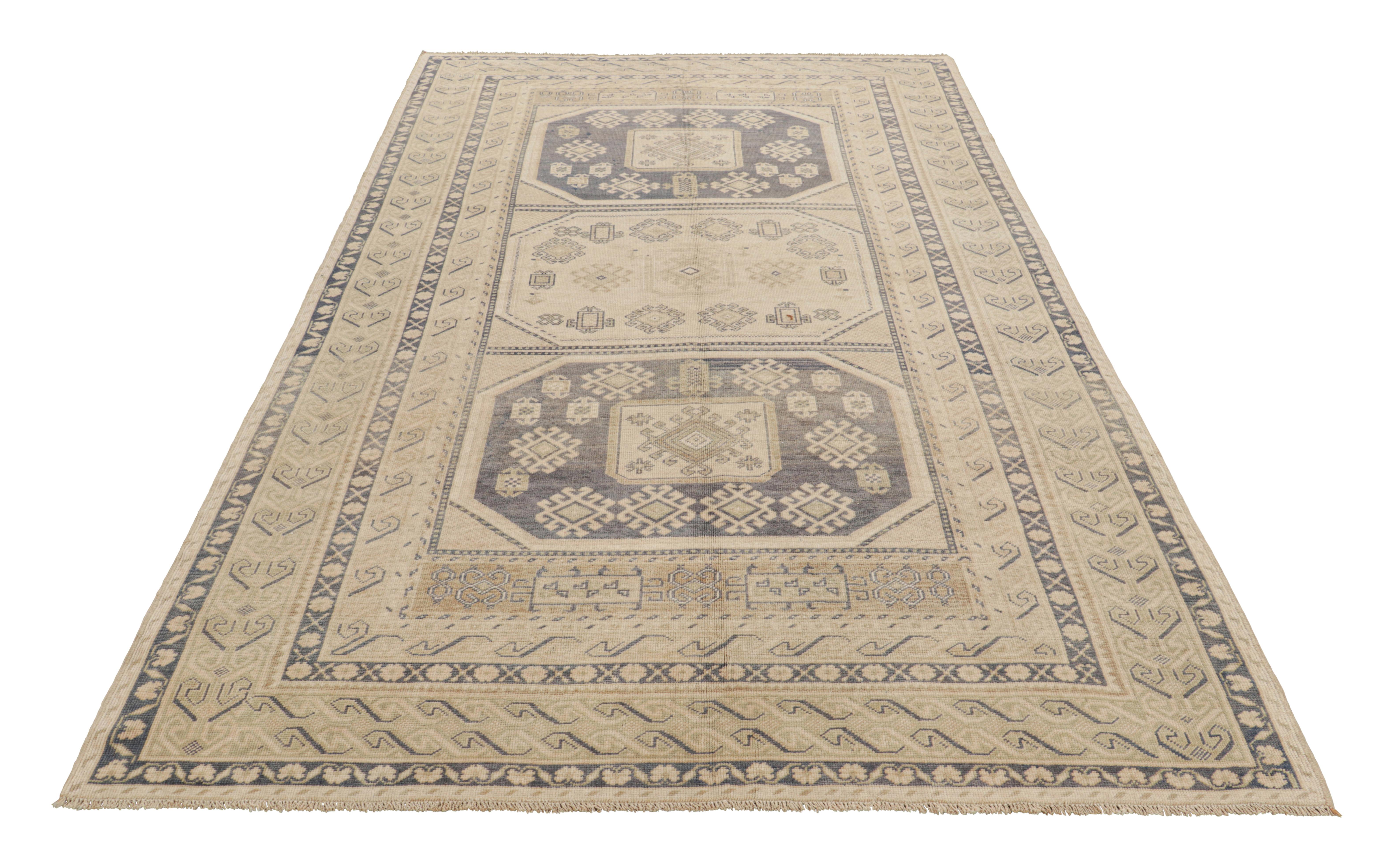Türkischer Vintage-Teppich in Beige mit Medaillon und geometrischem Muster von Rug & Kilim (Mitte des 20. Jahrhunderts) im Angebot