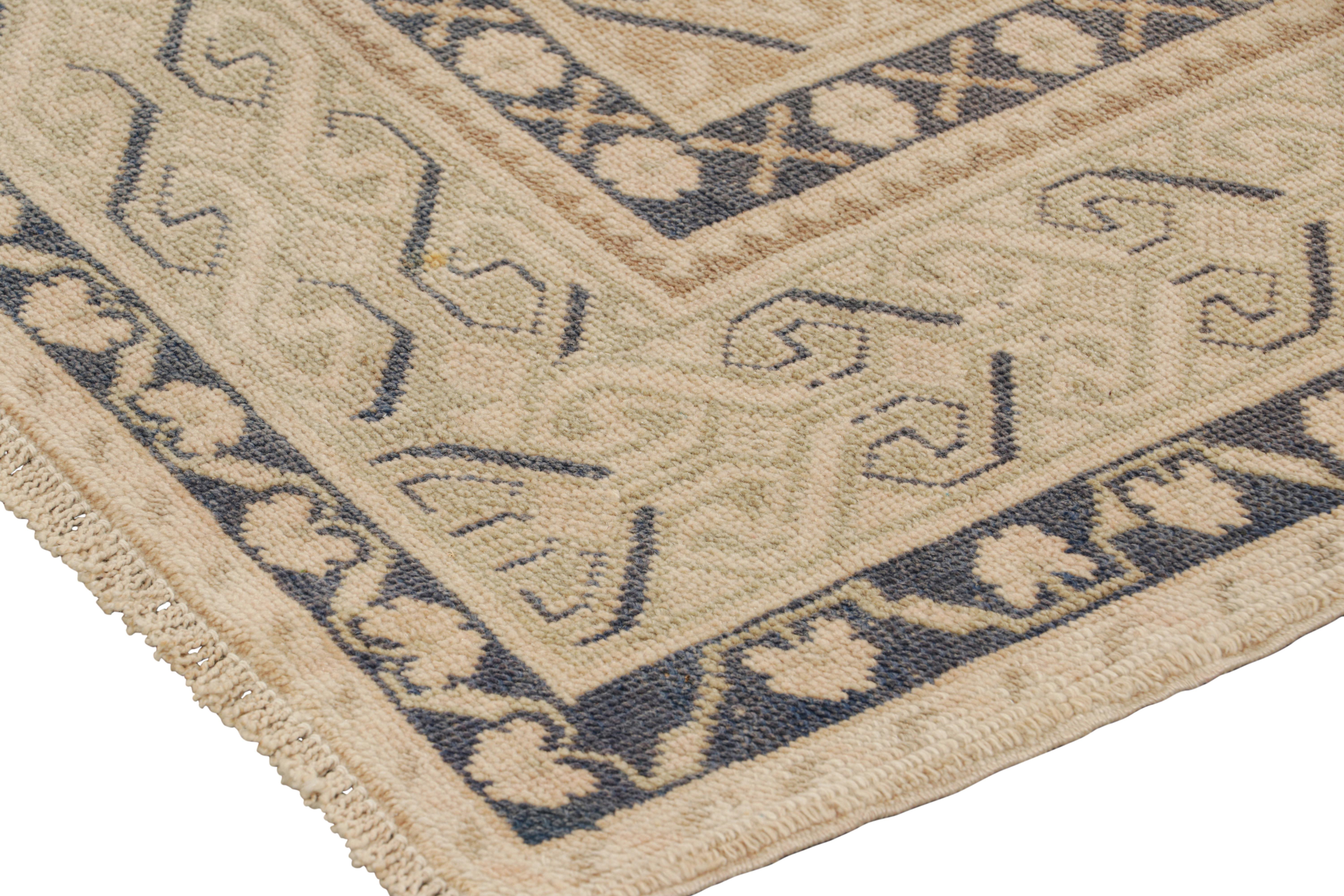 Türkischer Vintage-Teppich in Beige mit Medaillon und geometrischem Muster von Rug & Kilim (Wolle) im Angebot