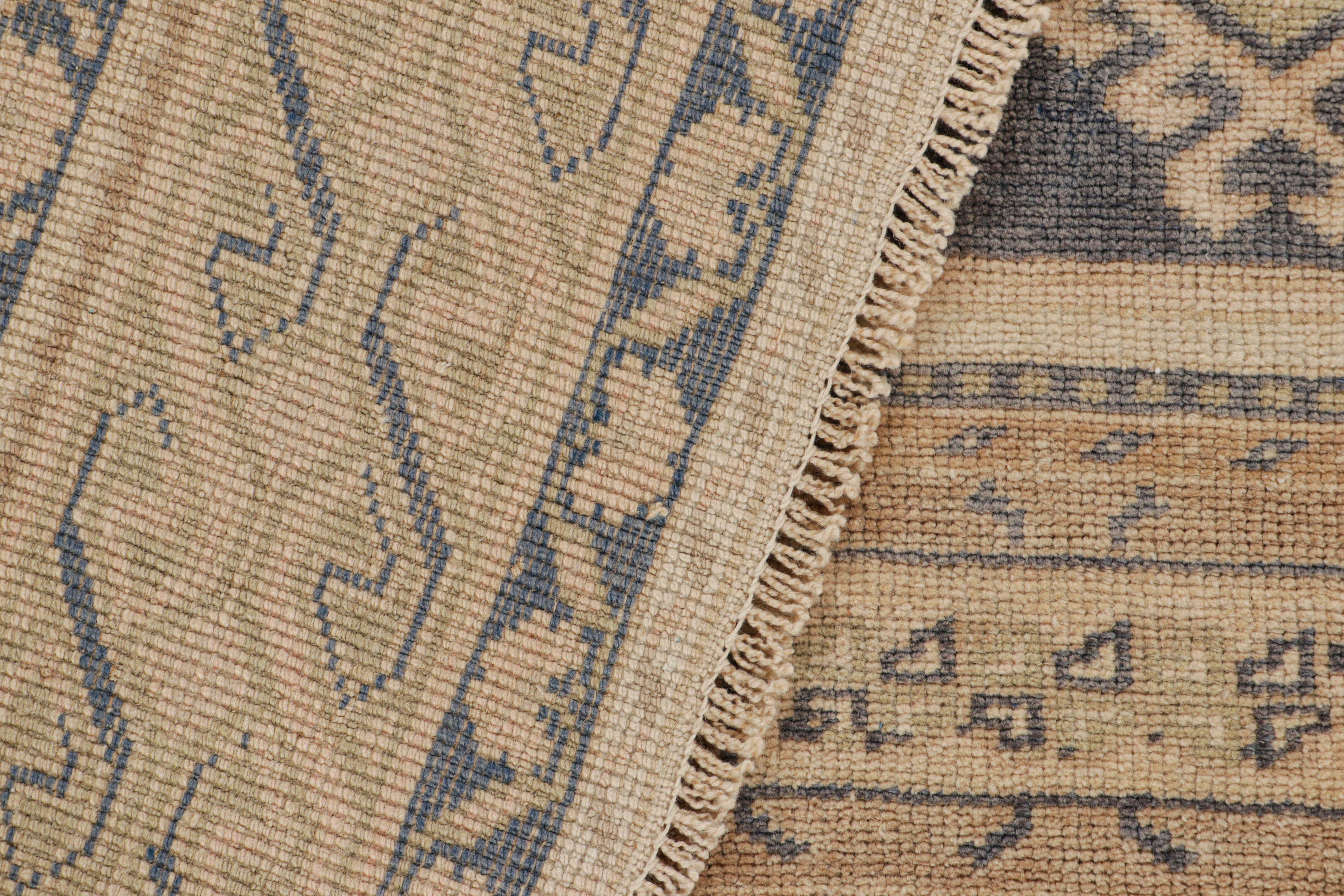 Türkischer Vintage-Teppich in Beige mit Medaillon und geometrischem Muster von Rug & Kilim im Angebot 1