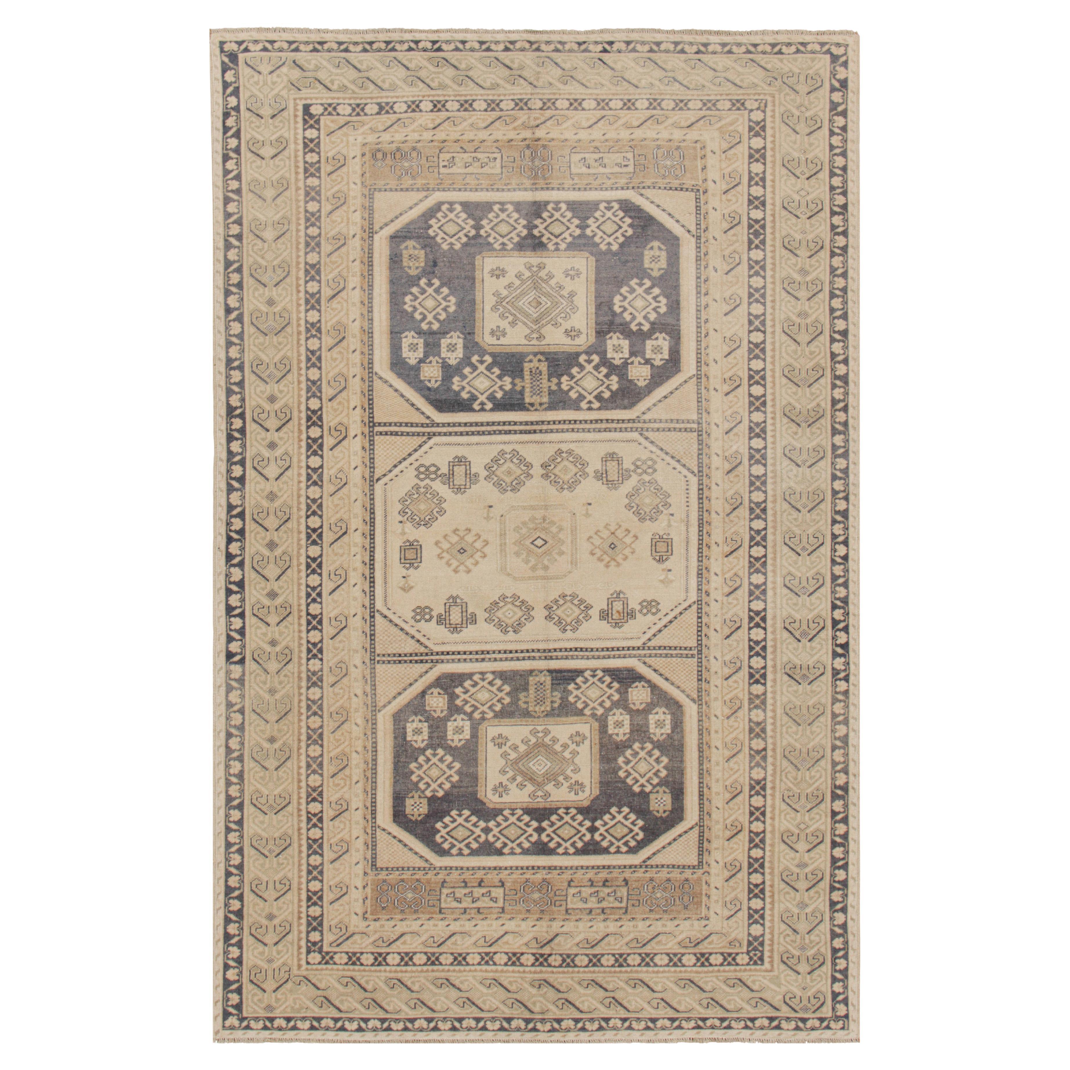 Türkischer Vintage-Teppich in Beige mit Medaillon und geometrischem Muster von Rug & Kilim