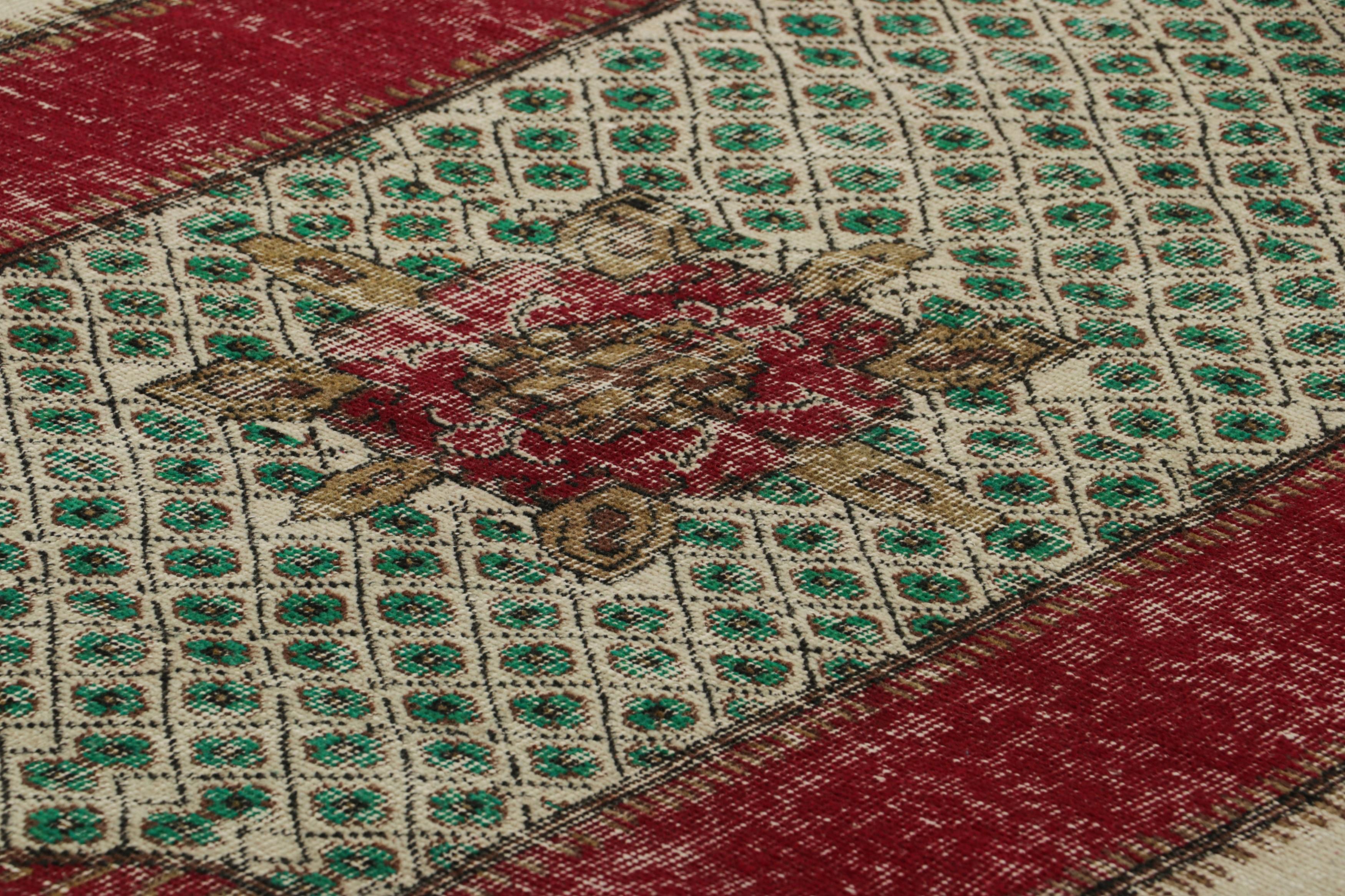Dieser 6x10 große türkische Teppich aus handgeknüpfter Wolle aus der Zeit um 1960-1970 ist ein aufregendes neues Stück in der Kollektion von Rug & Kilim mit seltenen Teppichen aus der Mitte des Jahrhunderts. 

Über das Design:

Beige-braune Bordüren