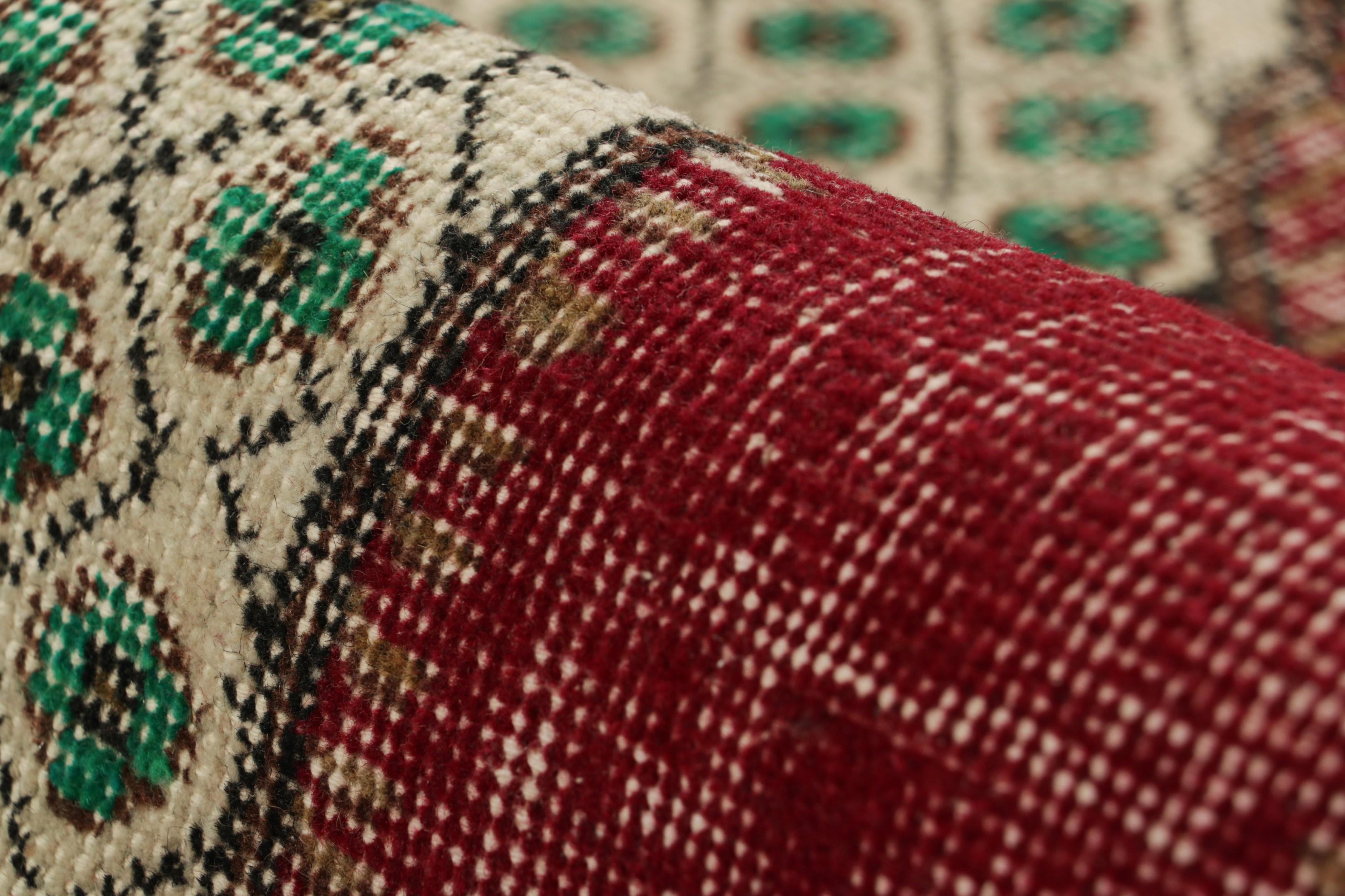 Türkischer Vintage-Teppich in Beige mit rotem und grünem geometrischem Medaillon  Rug & Kilim (Handgeknüpft) im Angebot
