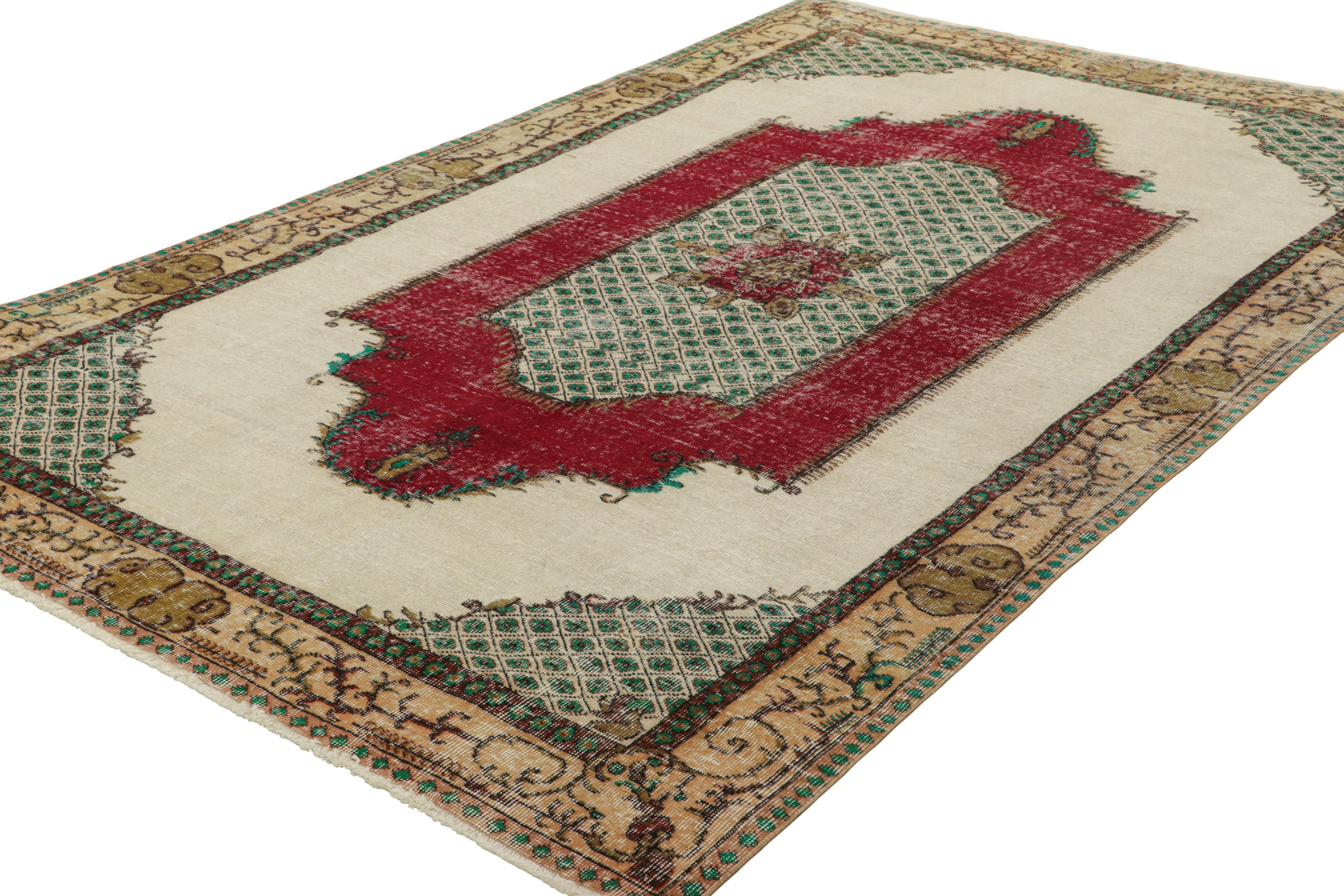 Türkischer Vintage-Teppich in Beige mit rotem und grünem geometrischem Medaillon  Rug & Kilim im Zustand „Gut“ im Angebot in Long Island City, NY