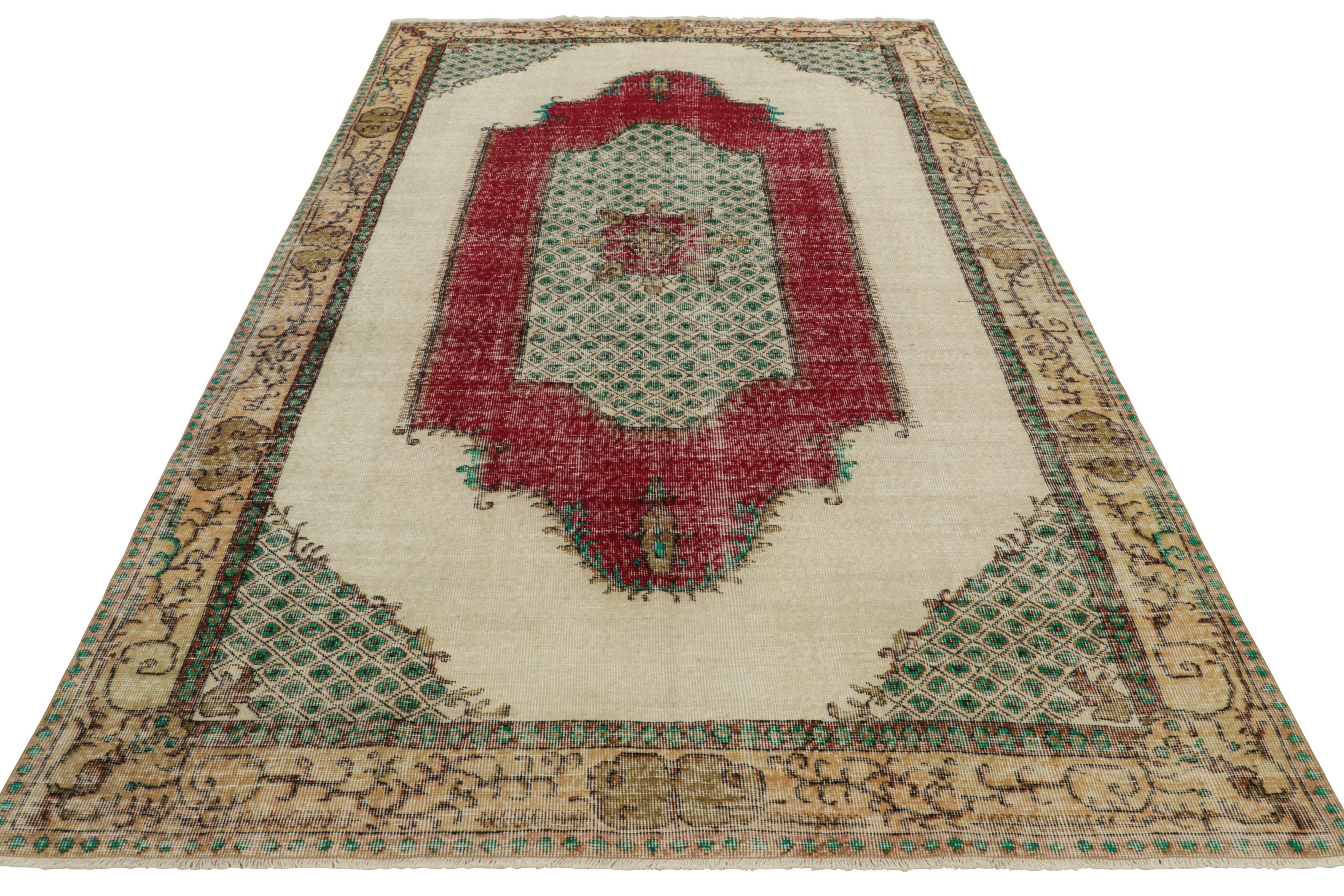 Türkischer Vintage-Teppich in Beige mit rotem und grünem geometrischem Medaillon  Rug & Kilim (Mitte des 20. Jahrhunderts) im Angebot