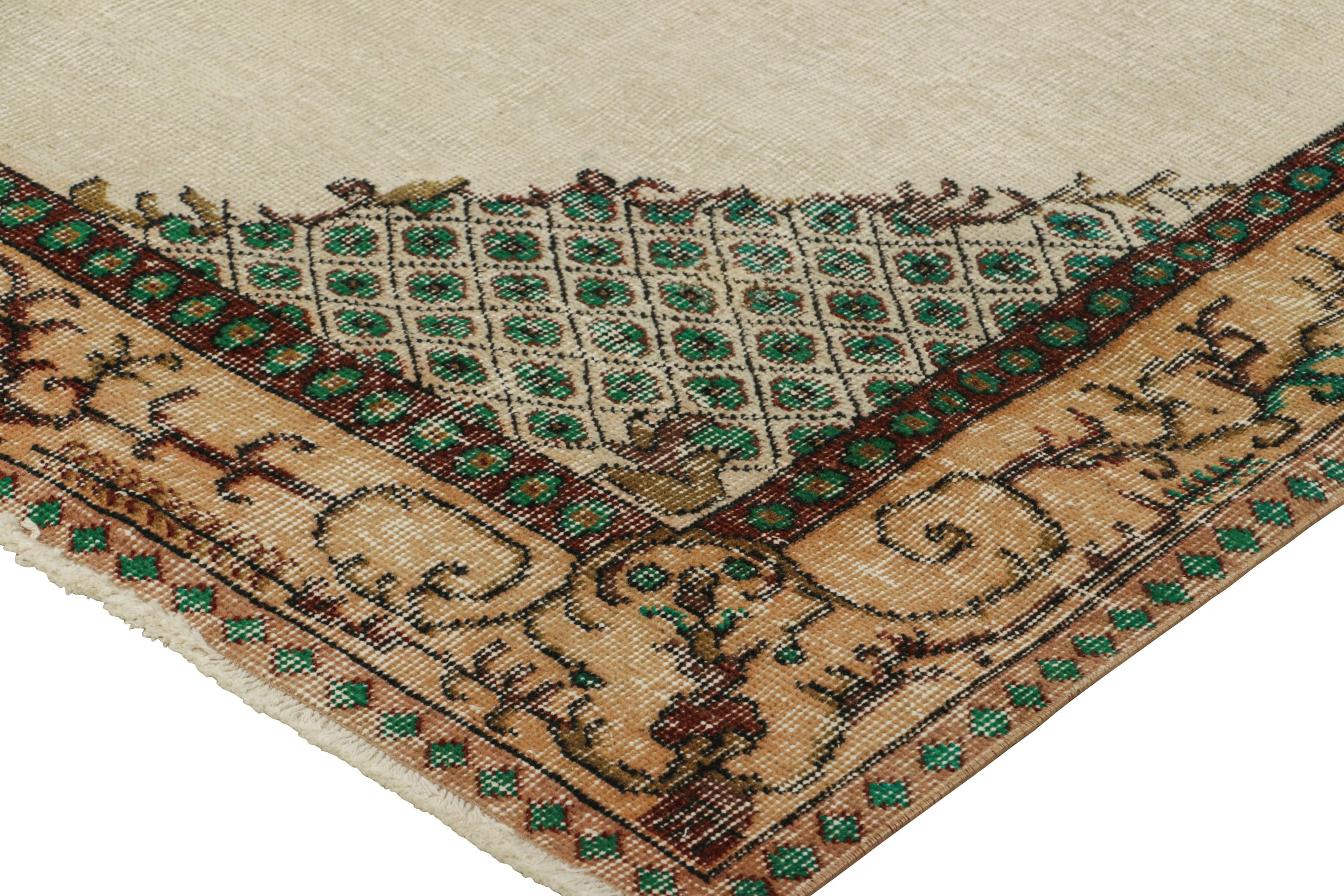 Türkischer Vintage-Teppich in Beige mit rotem und grünem geometrischem Medaillon  Rug & Kilim (Wolle) im Angebot