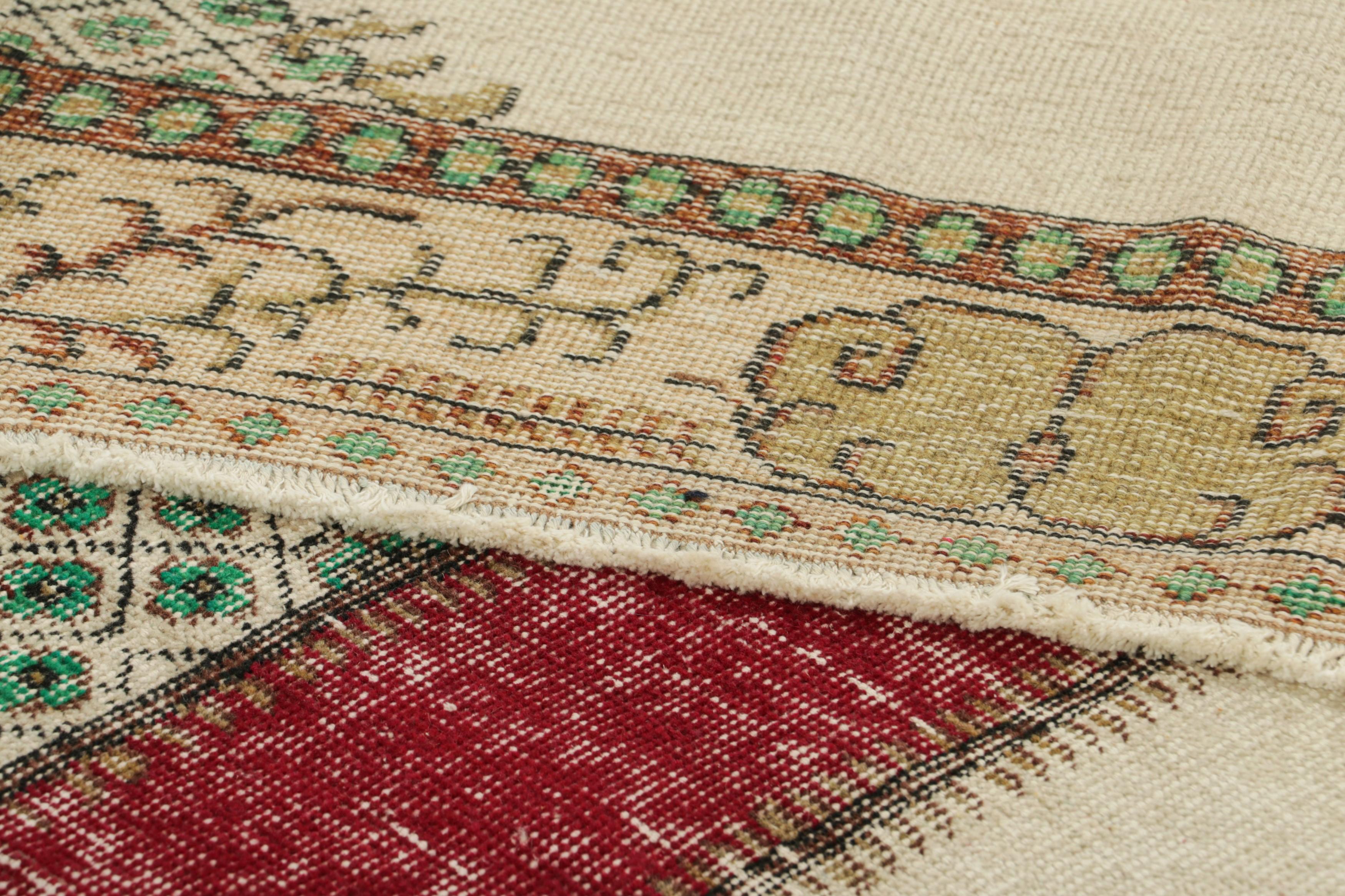 Türkischer Vintage-Teppich in Beige mit rotem und grünem geometrischem Medaillon  Rug & Kilim im Angebot 1