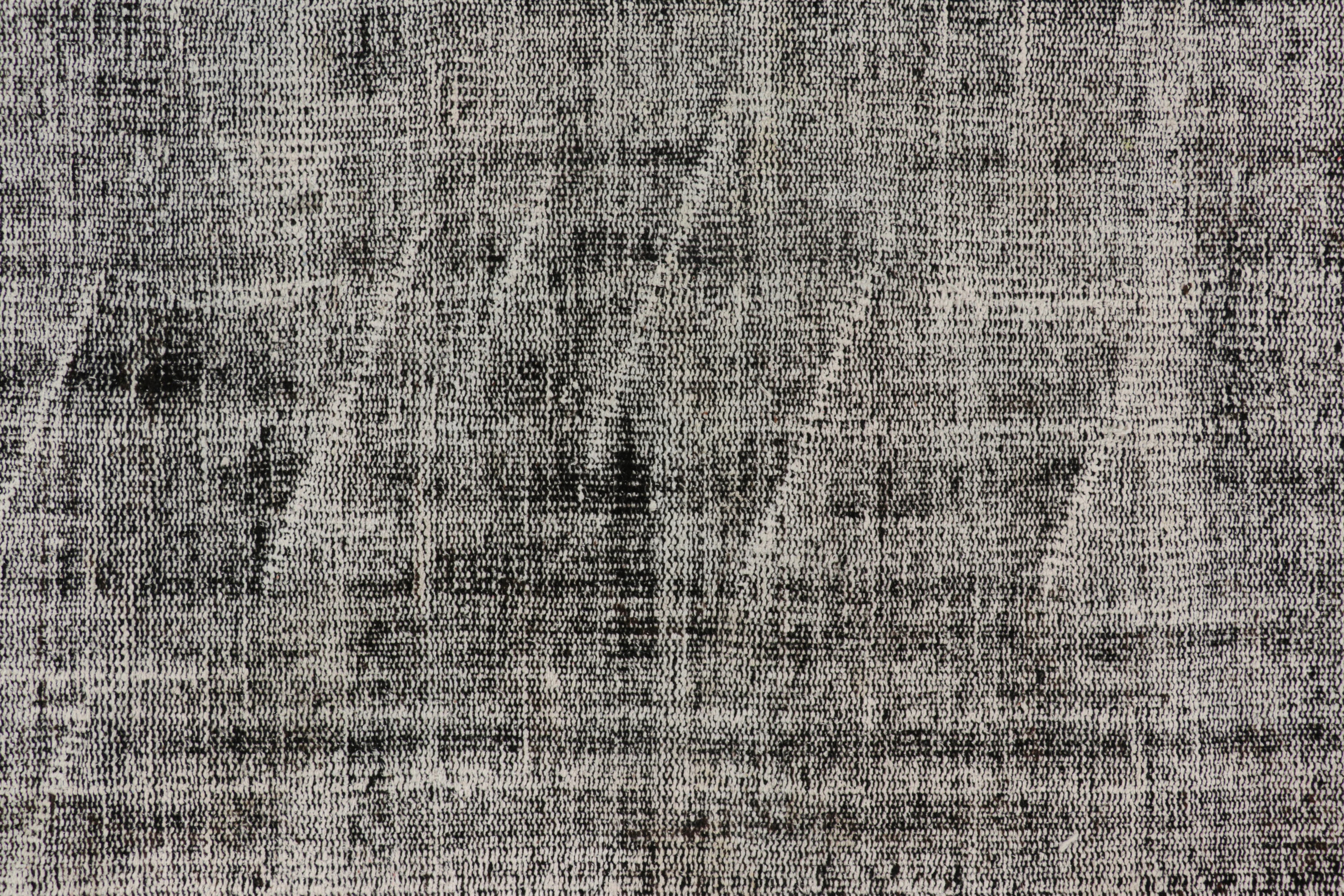 Türkischer Vintage-Teppich in schwarz-weißem Distressed-Muster von Rug & Kilim (Handgeknüpft) im Angebot