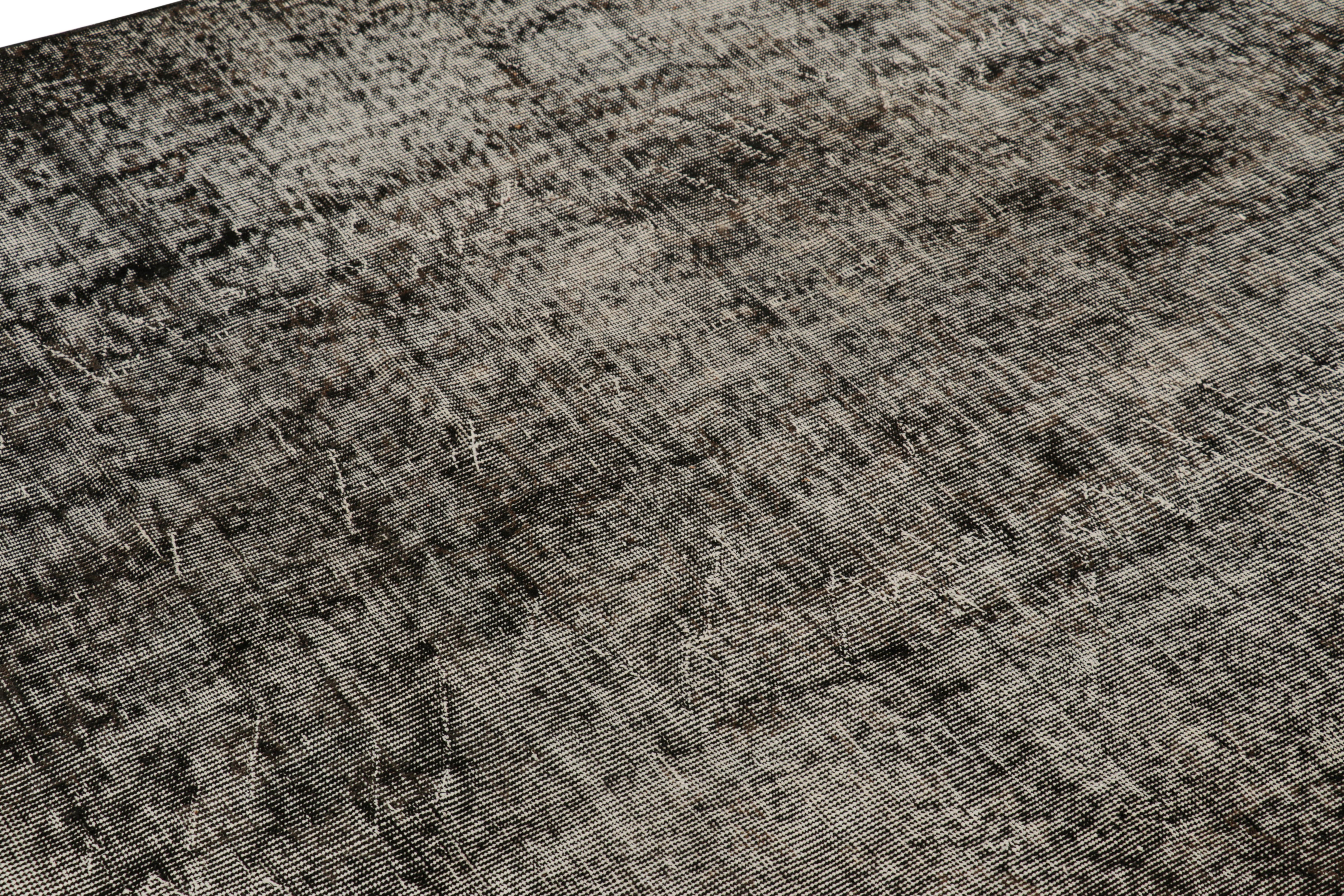 Türkischer Vintage-Teppich in schwarz-weißem Distressed-Muster von Rug & Kilim (Handgeknüpft) im Angebot