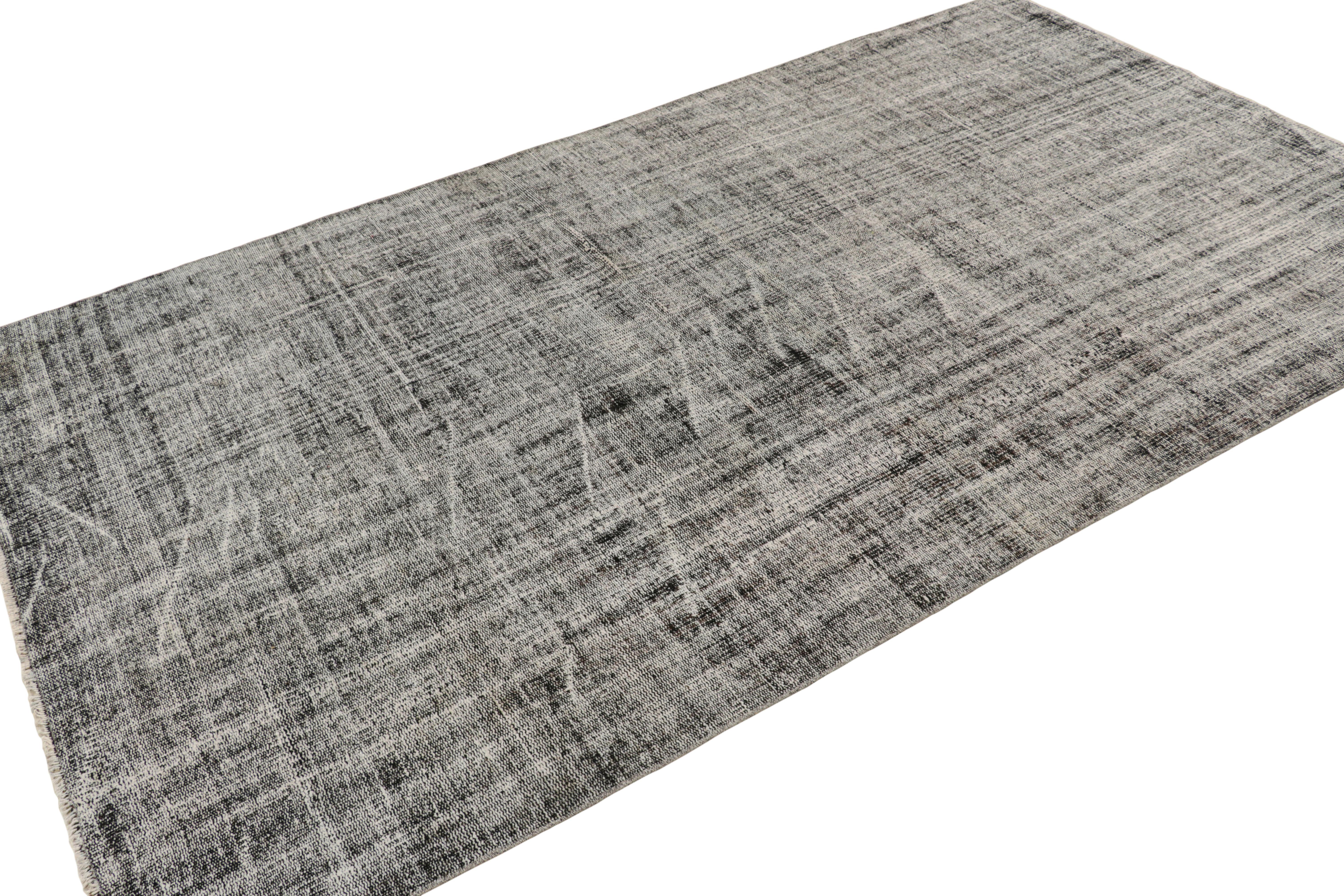 Türkischer Vintage-Teppich in schwarz-weißem Distressed-Muster von Rug & Kilim im Zustand „Gut“ im Angebot in Long Island City, NY