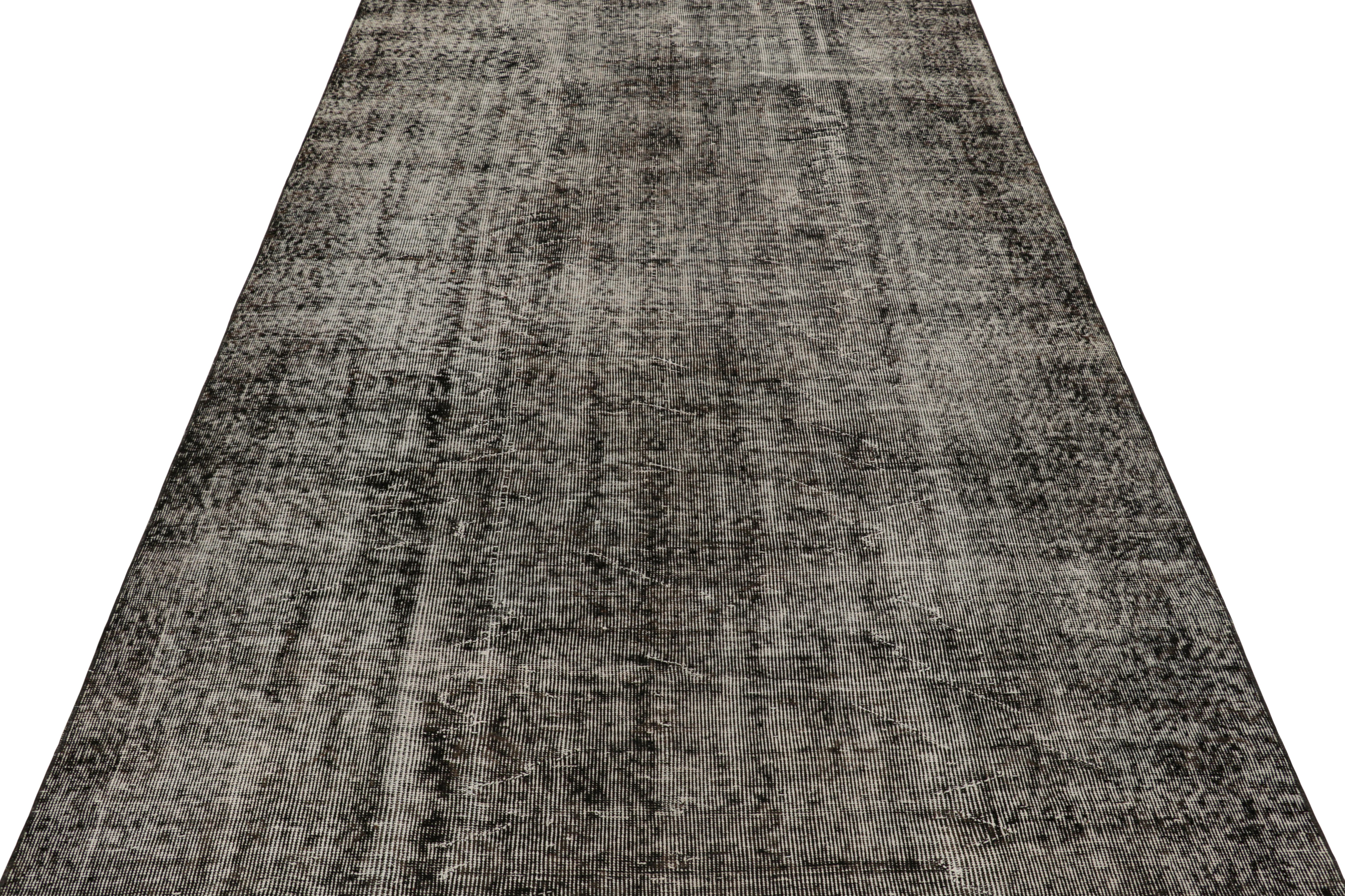 Türkischer Vintage-Teppich in schwarz-weißem Distressed-Muster von Rug & Kilim im Zustand „Gut“ im Angebot in Long Island City, NY