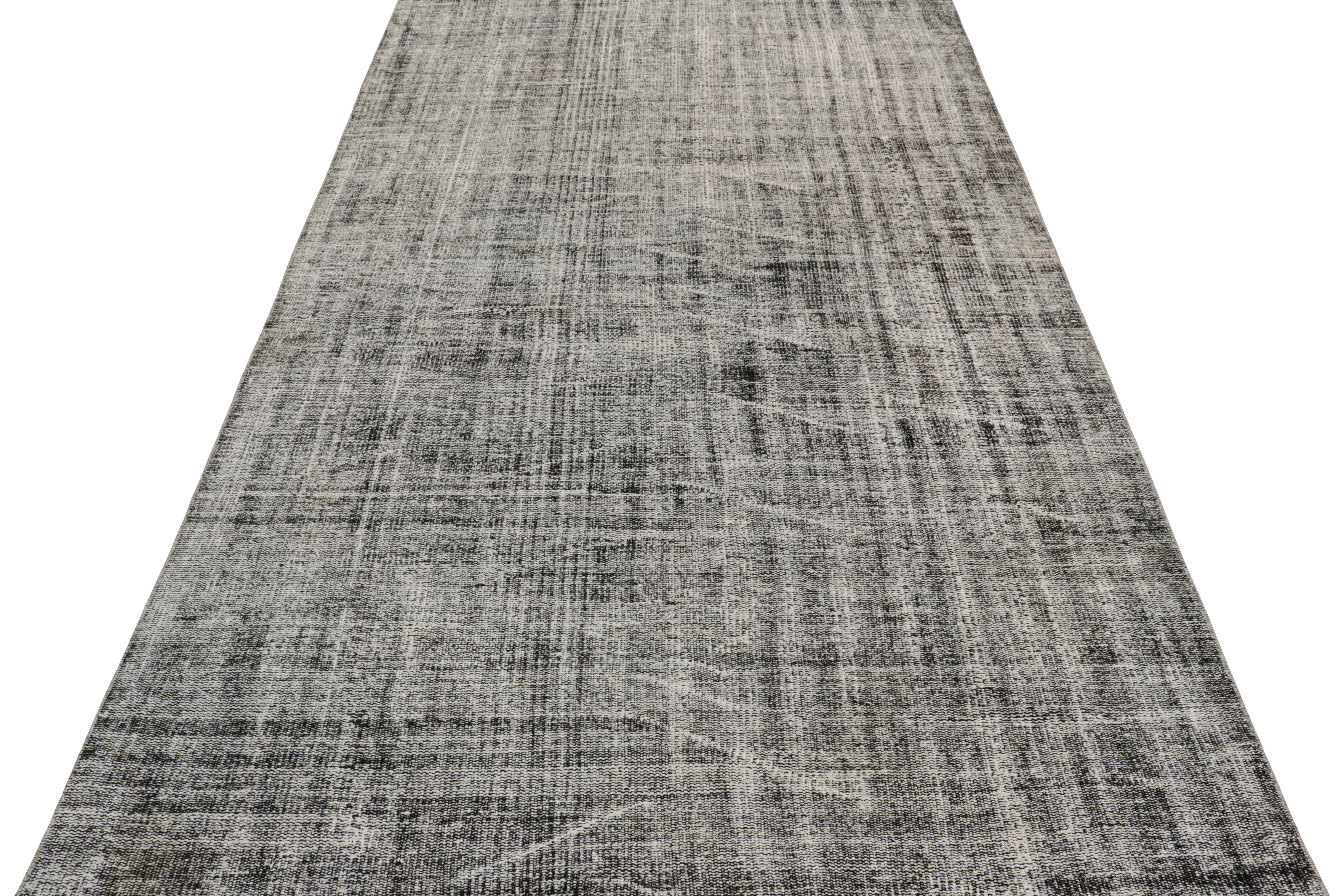 Türkischer Vintage-Teppich in schwarz-weißem Distressed-Muster von Rug & Kilim (Mitte des 20. Jahrhunderts) im Angebot
