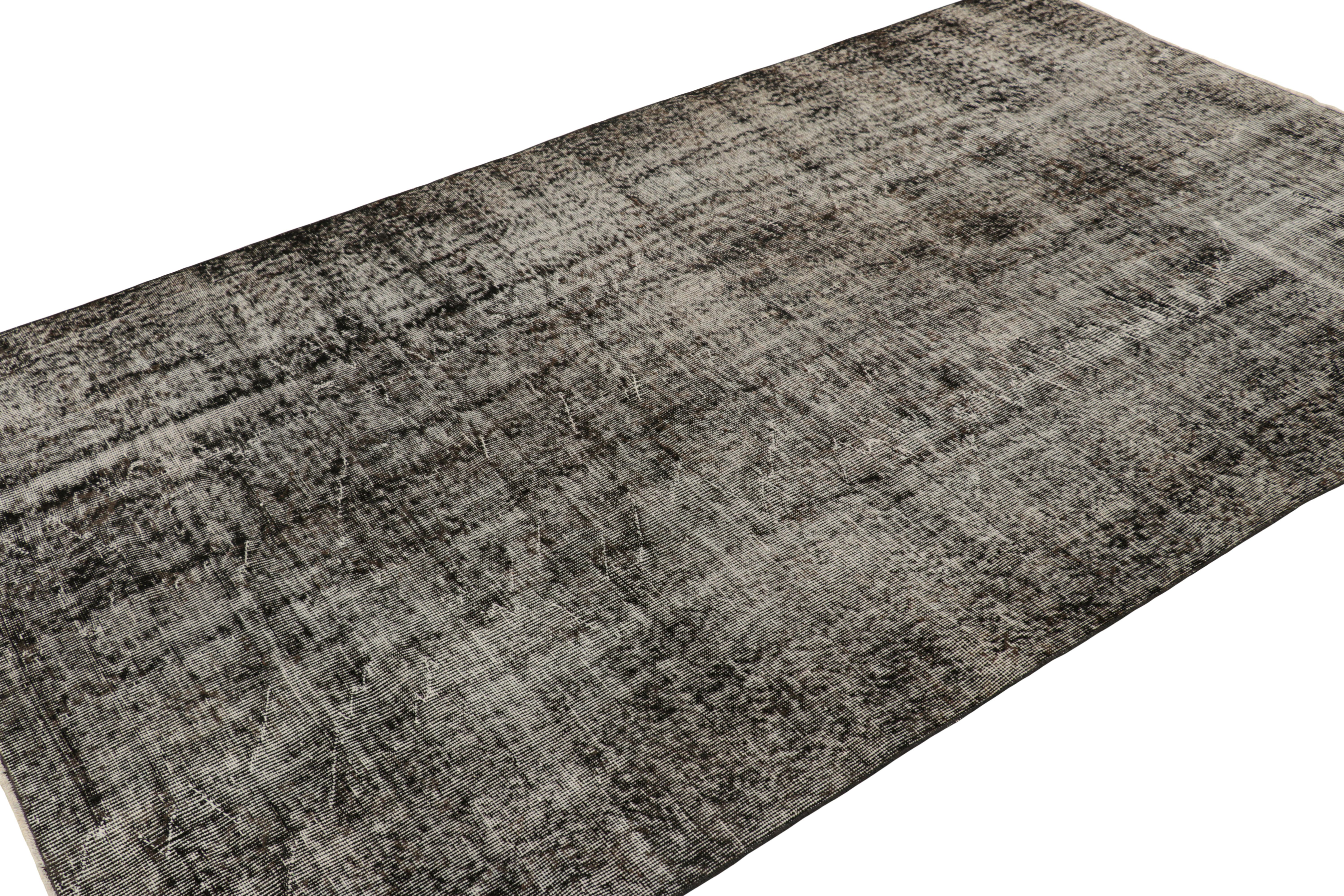 Türkischer Vintage-Teppich in schwarz-weißem Distressed-Muster von Rug & Kilim (Mitte des 20. Jahrhunderts) im Angebot