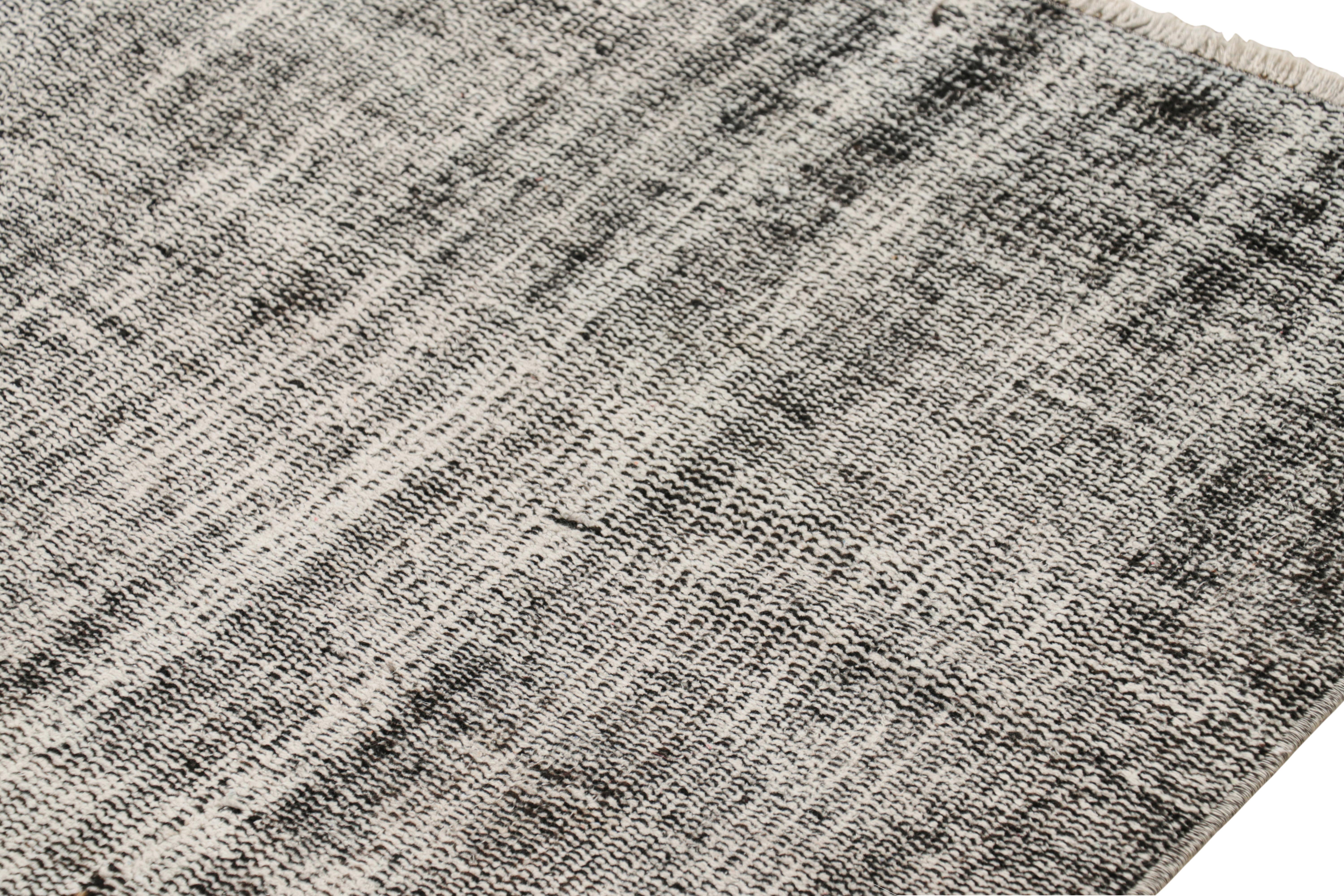 Türkischer Vintage-Teppich in schwarz-weißem Distressed-Muster von Rug & Kilim (Wolle) im Angebot