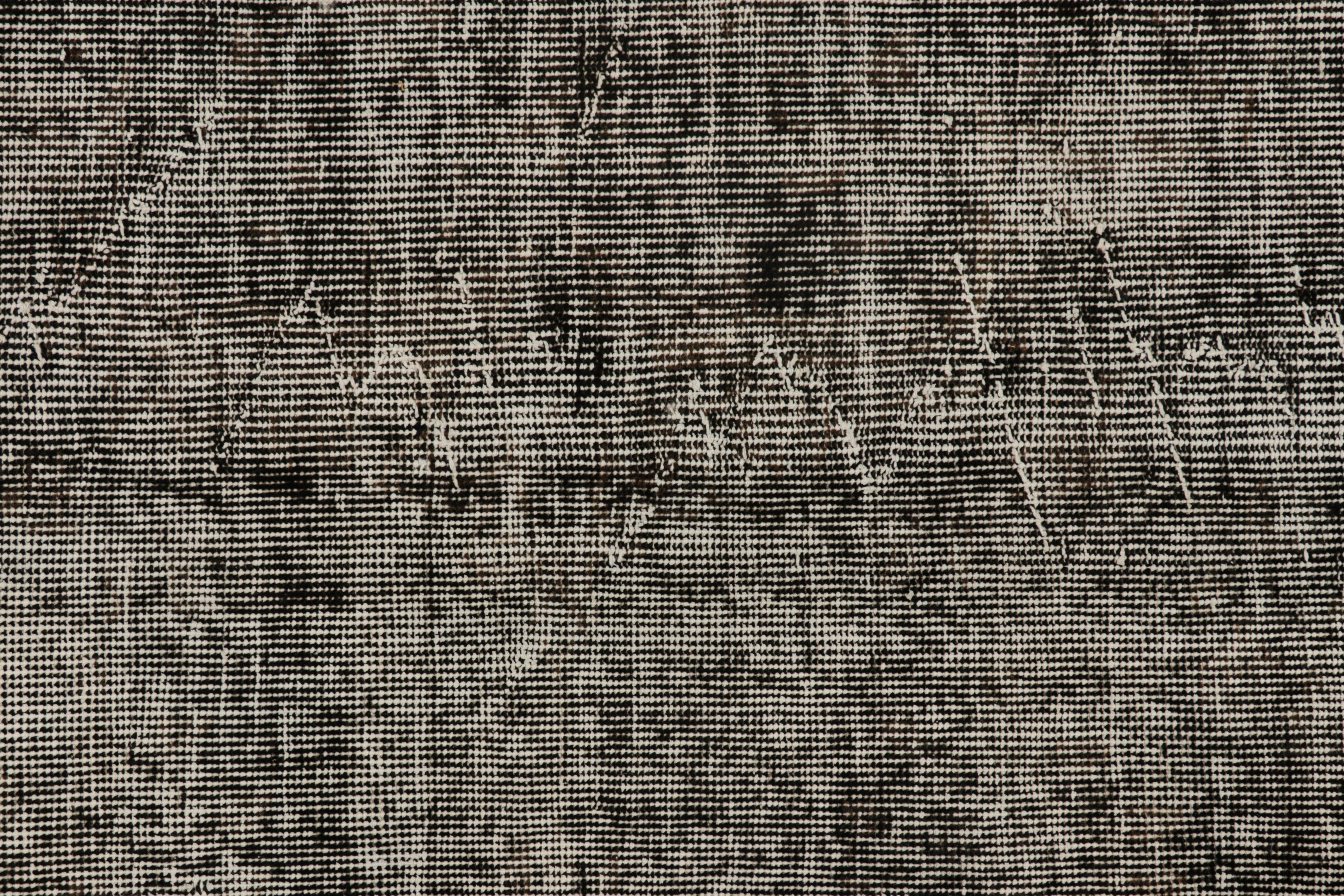Türkischer Vintage-Teppich in schwarz-weißem Distressed-Muster von Rug & Kilim (Wolle) im Angebot