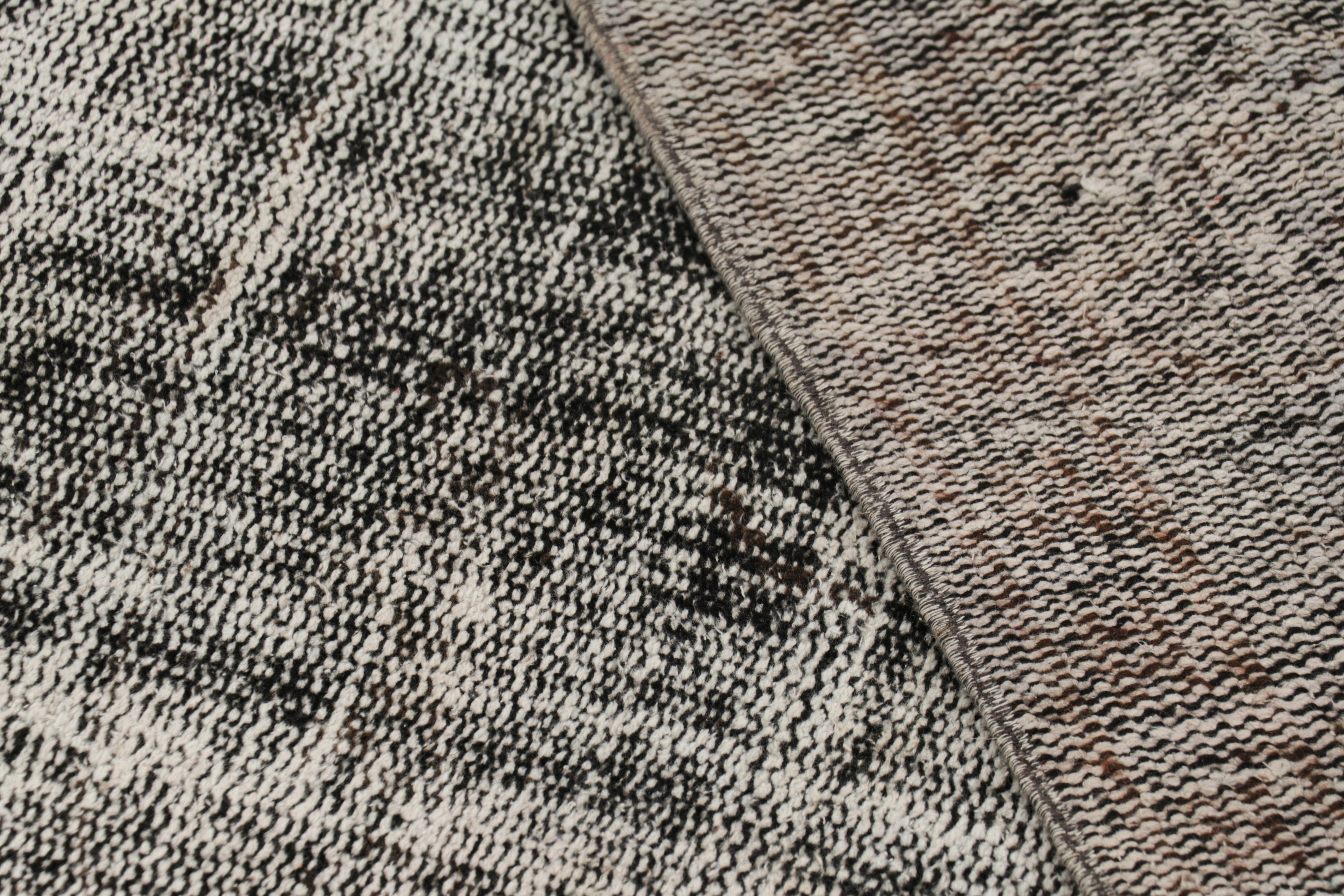 Türkischer Vintage-Teppich in schwarz-weißem Distressed-Muster von Rug & Kilim im Angebot 1