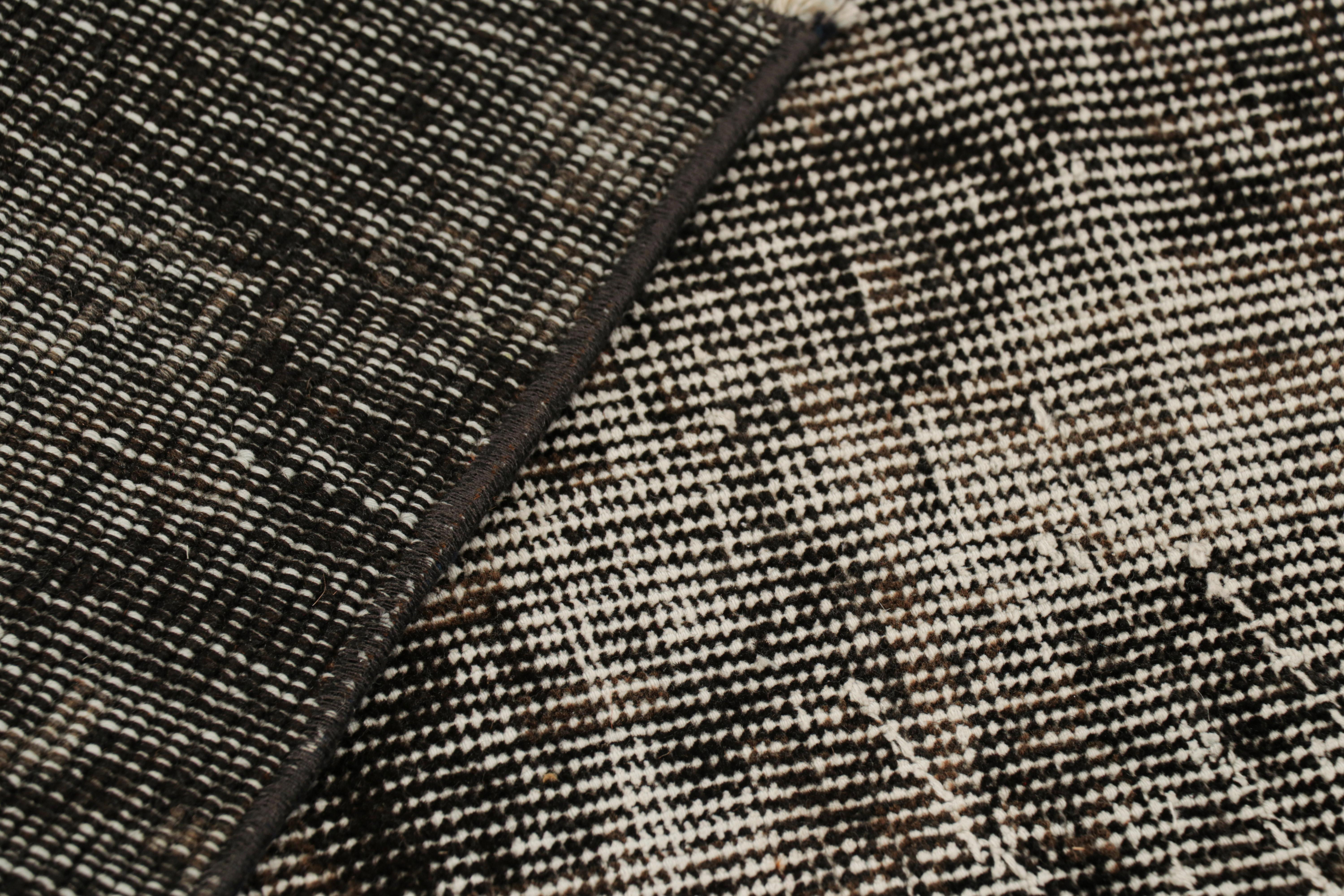 Türkischer Vintage-Teppich in schwarz-weißem Distressed-Muster von Rug & Kilim im Angebot 1