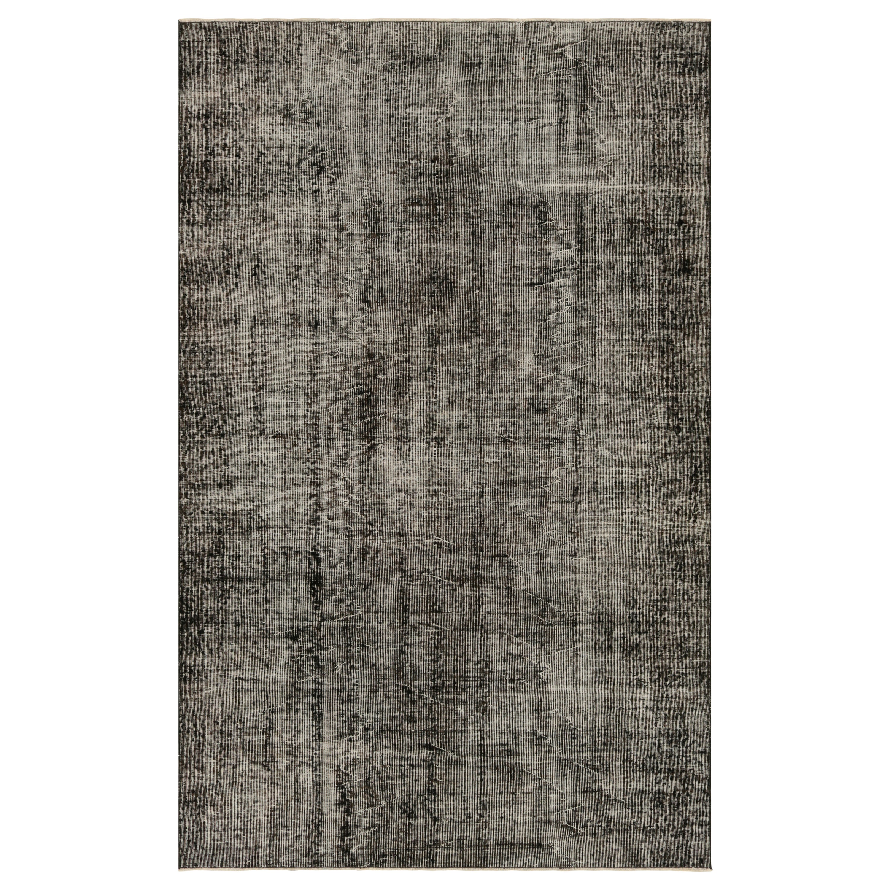 Türkischer Vintage-Teppich in schwarz-weißem Distressed-Muster von Rug & Kilim