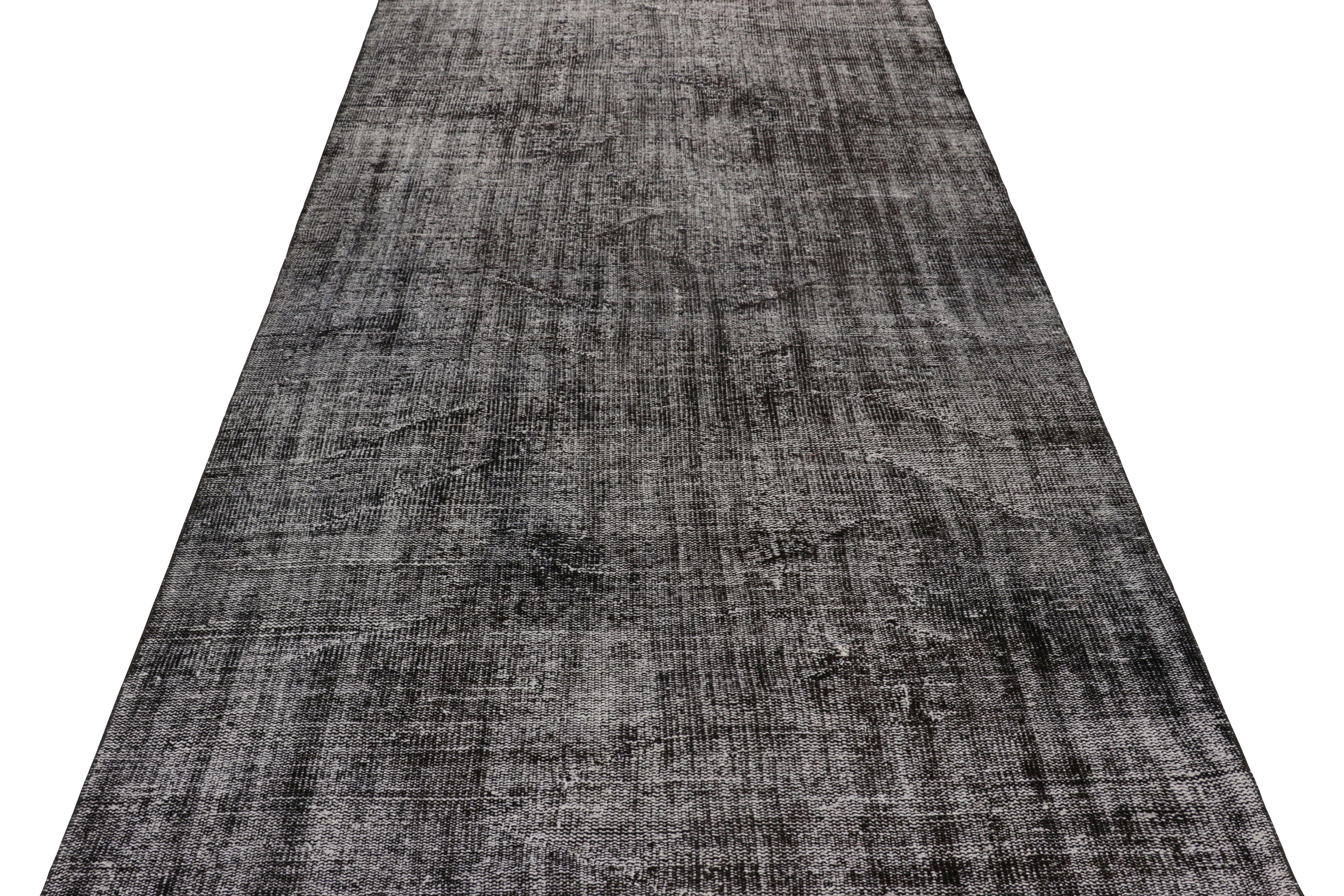 Noué à la main Tapis turc vintage à motifs noirs et blancs, de Rug & Kilim en vente