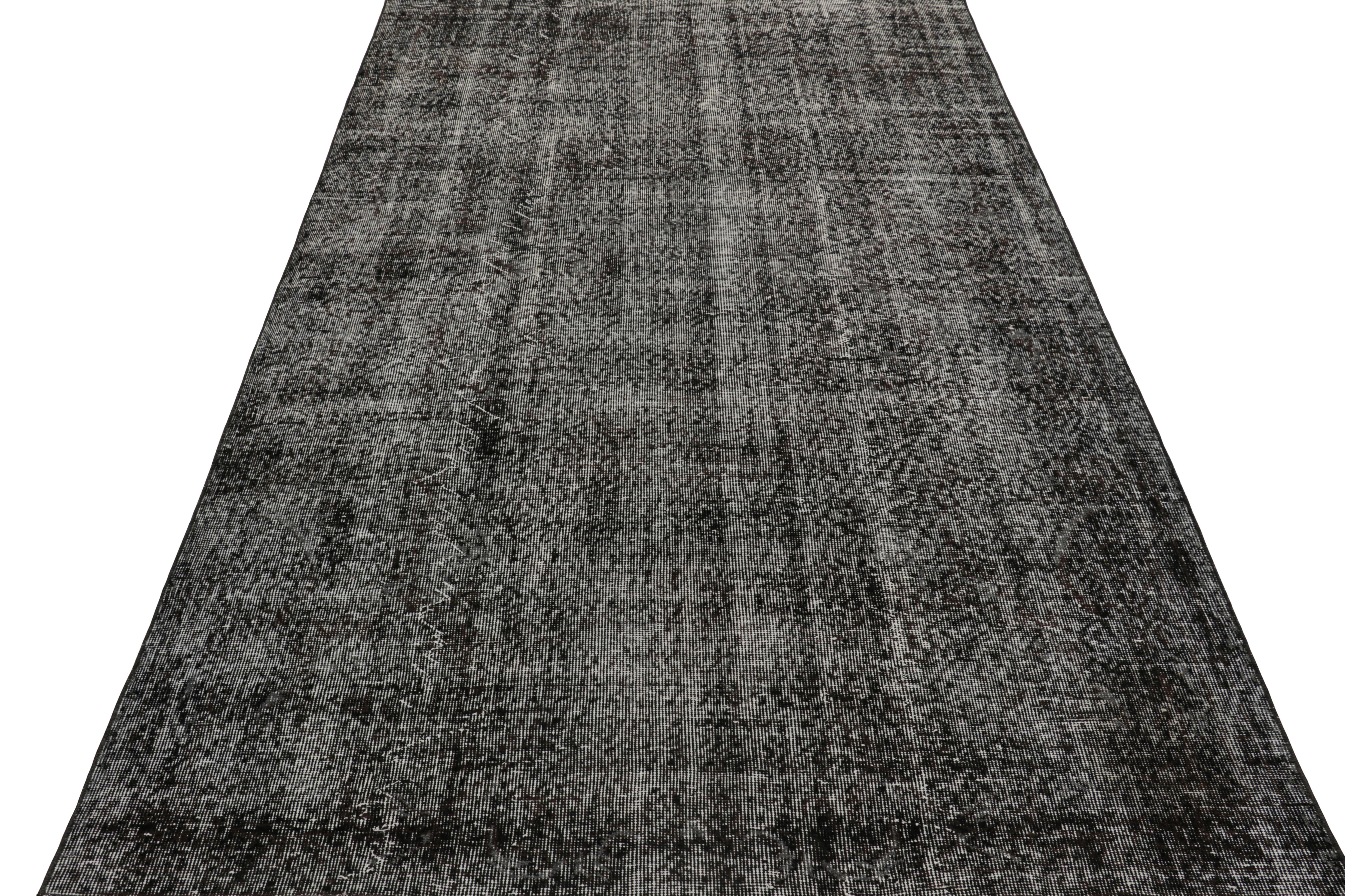 Noué à la main Tapis turc vintage à motifs noirs et blancs, de Rug & Kilim en vente
