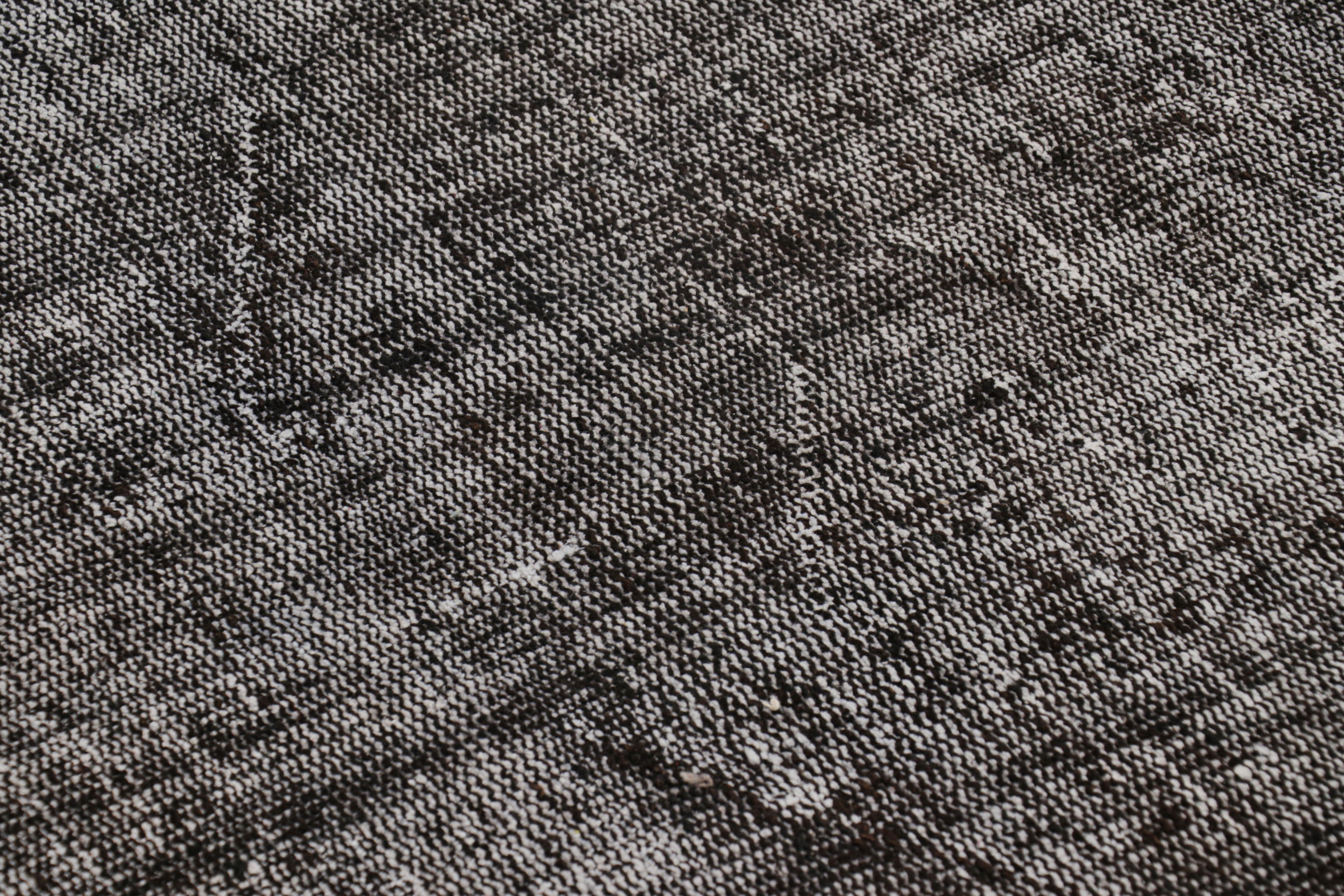 Milieu du XXe siècle Tapis turc vintage à motifs noirs et blancs, de Rug & Kilim en vente
