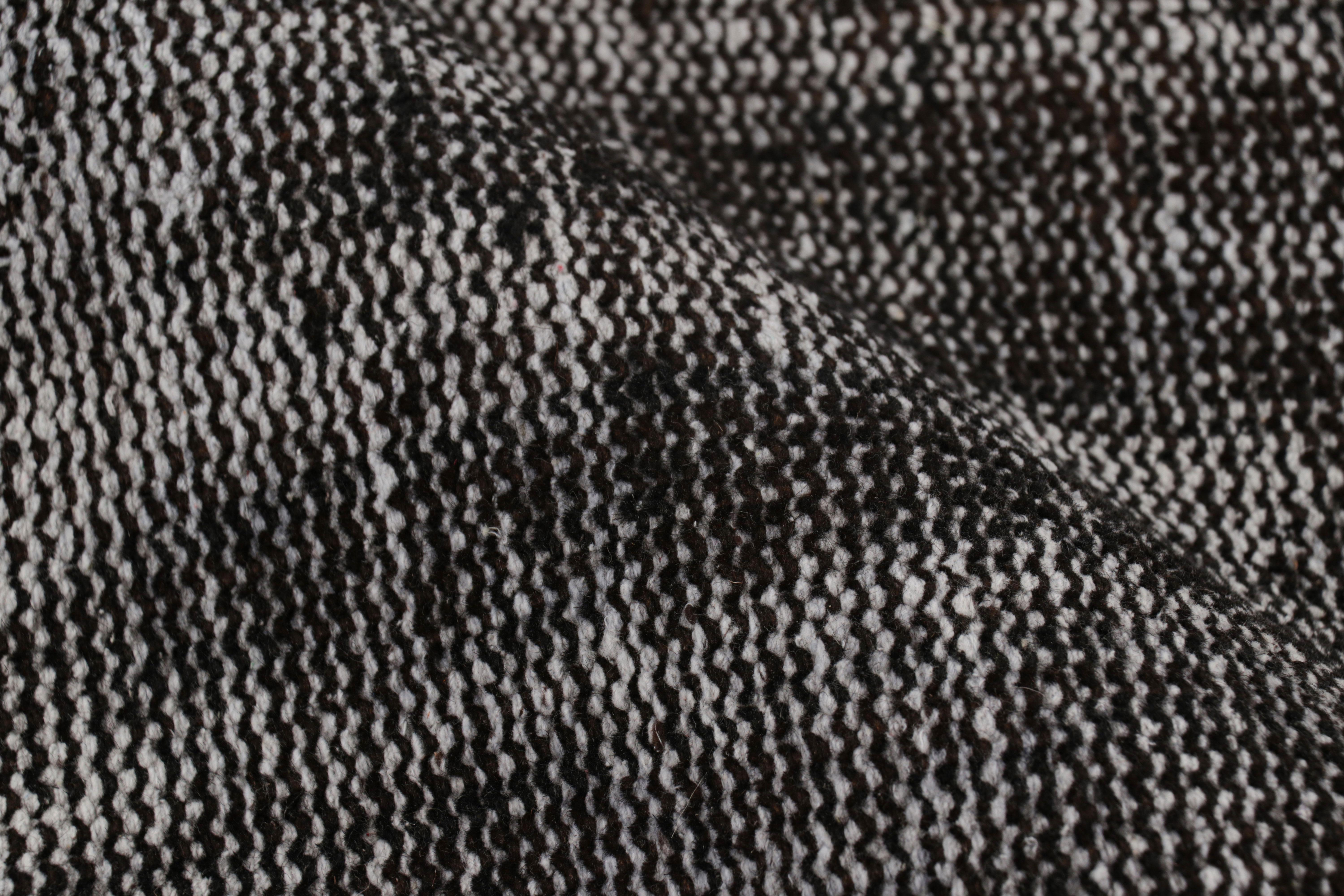 Laine Tapis turc vintage à motifs noirs et blancs, de Rug & Kilim en vente