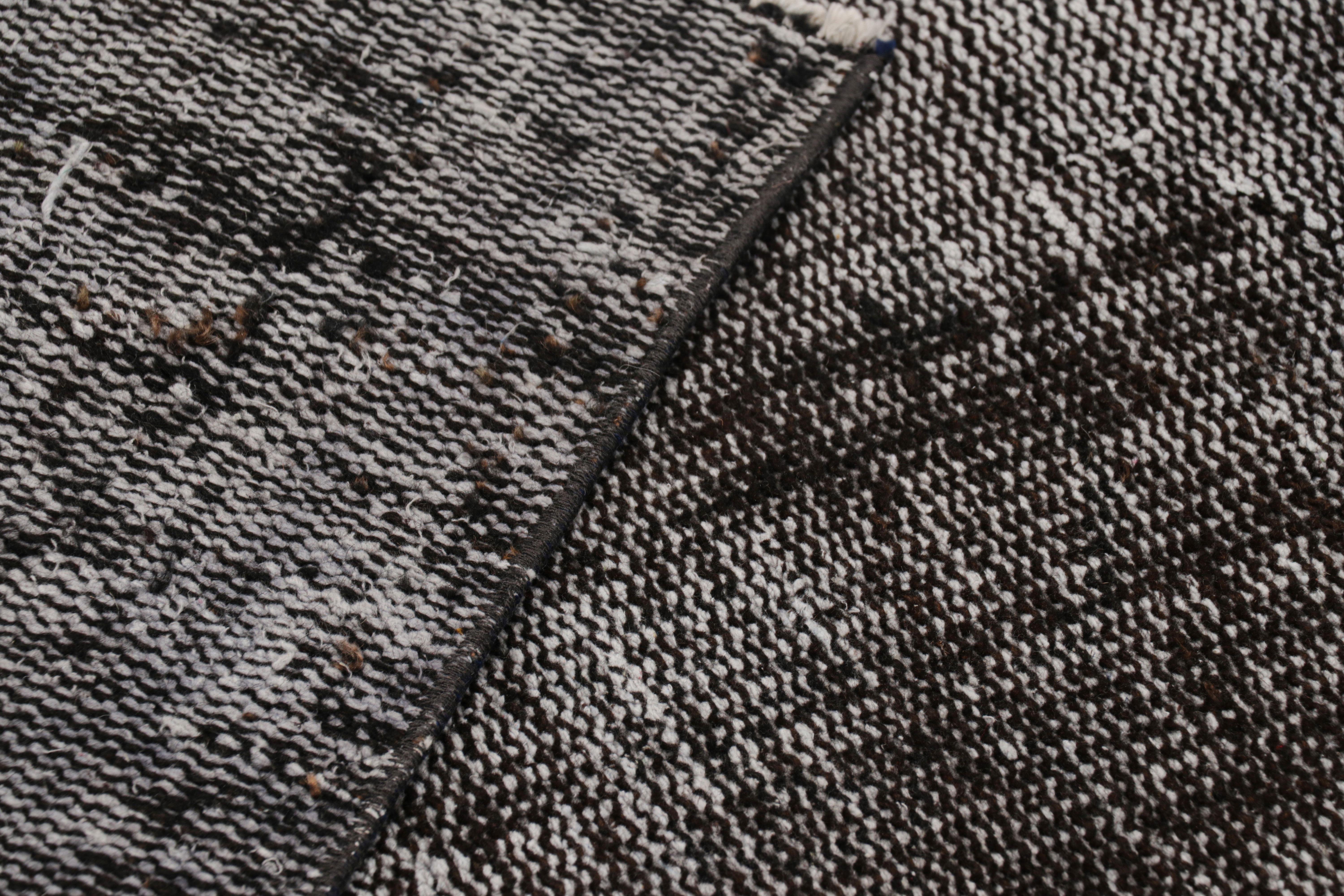 Tapis turc vintage à motifs noirs et blancs, de Rug & Kilim en vente 1