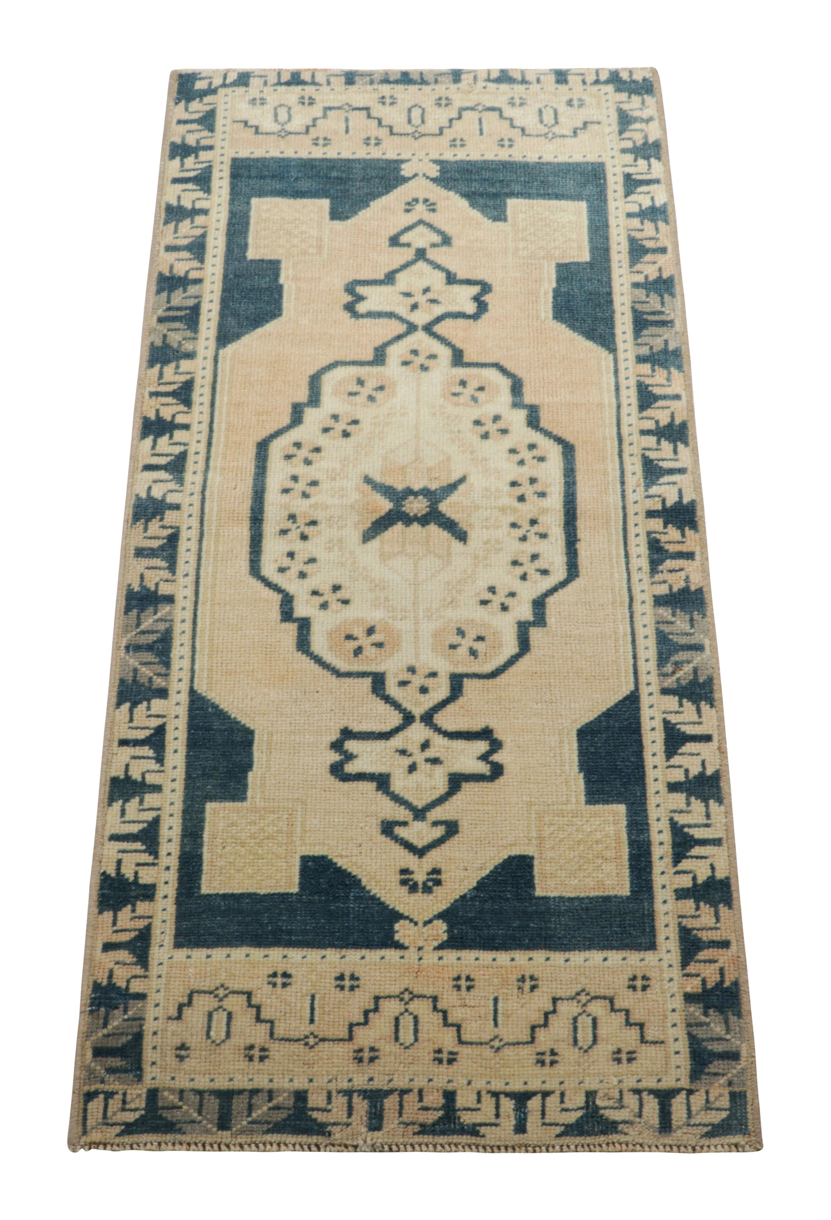 Dieser türkische Teppich im Geschenkformat 2x3 aus handgeknüpfter Wolle stammt aus der Zeit um 1950-1960 und ist eine kühne neue Ergänzung zu Rug & Kilims Auswahl an seltenen und sammelwürdigen Teppichen dieser Provenienz aus der Mitte des