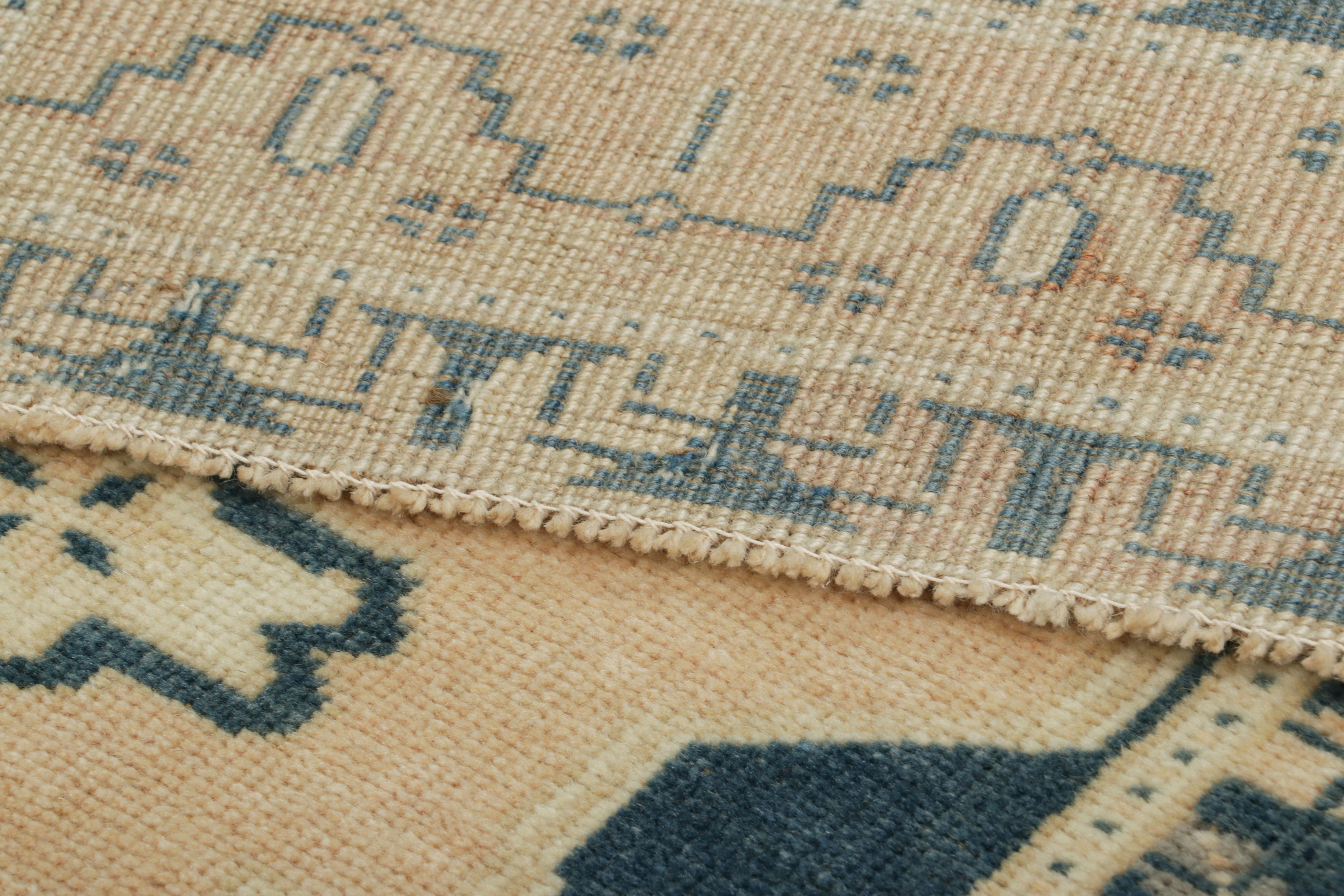 Türkischer Vintage-Teppich in Blau und Creme mit geometrischem Medaillon  Rug & Kilim (Kelim) im Angebot